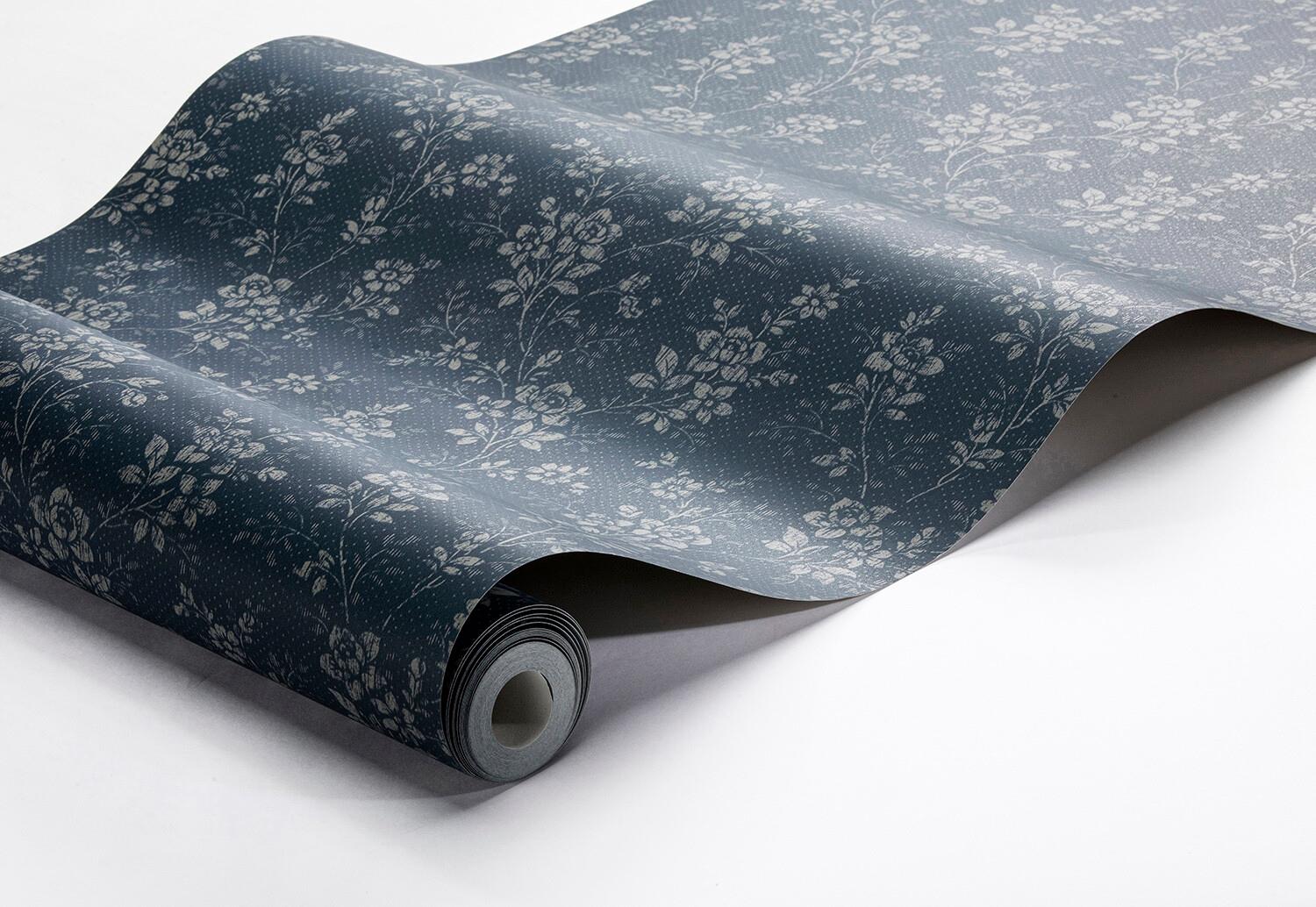 Hip Rose tapet från Boråstapeter med blommigt mönster i blå. Från kollektionen Woodland. Nonwoven-material med förskjuten passning. Country, city-stil.