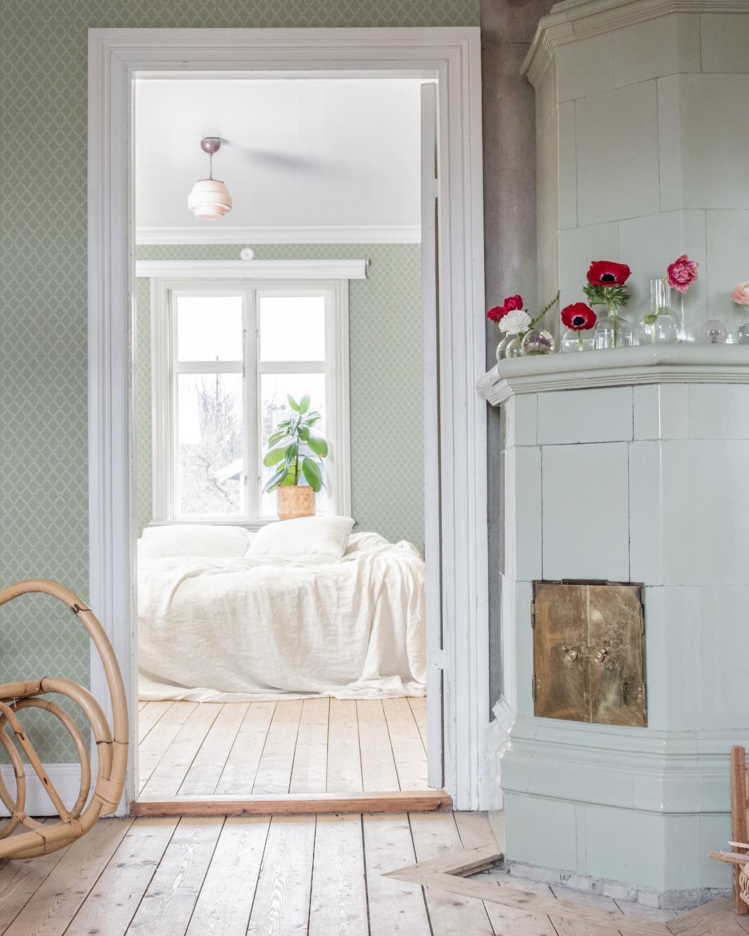 Trevor tapet med trellis mönster i grön. Från kollektionen Fågelsång. Nonwoven-material med rak passning.