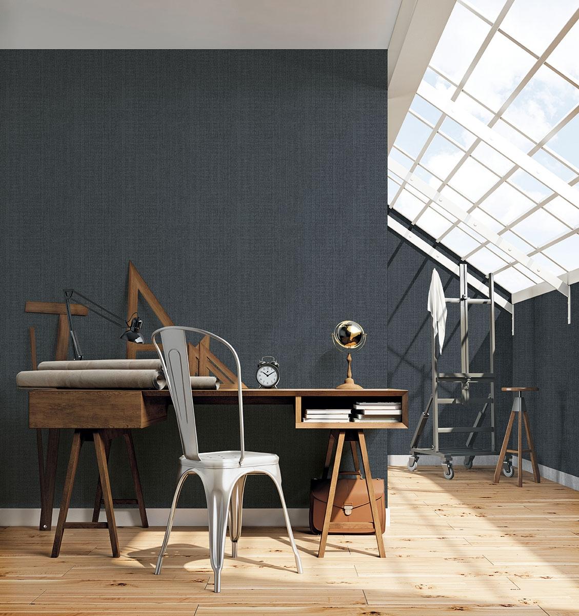 Moss Stripe tapet i svart och blå tapet med randigt mönster i blå. Från kollektionen bazaar. Nonwoven-material med rak passning. Passar i vardagsrum och matsal.