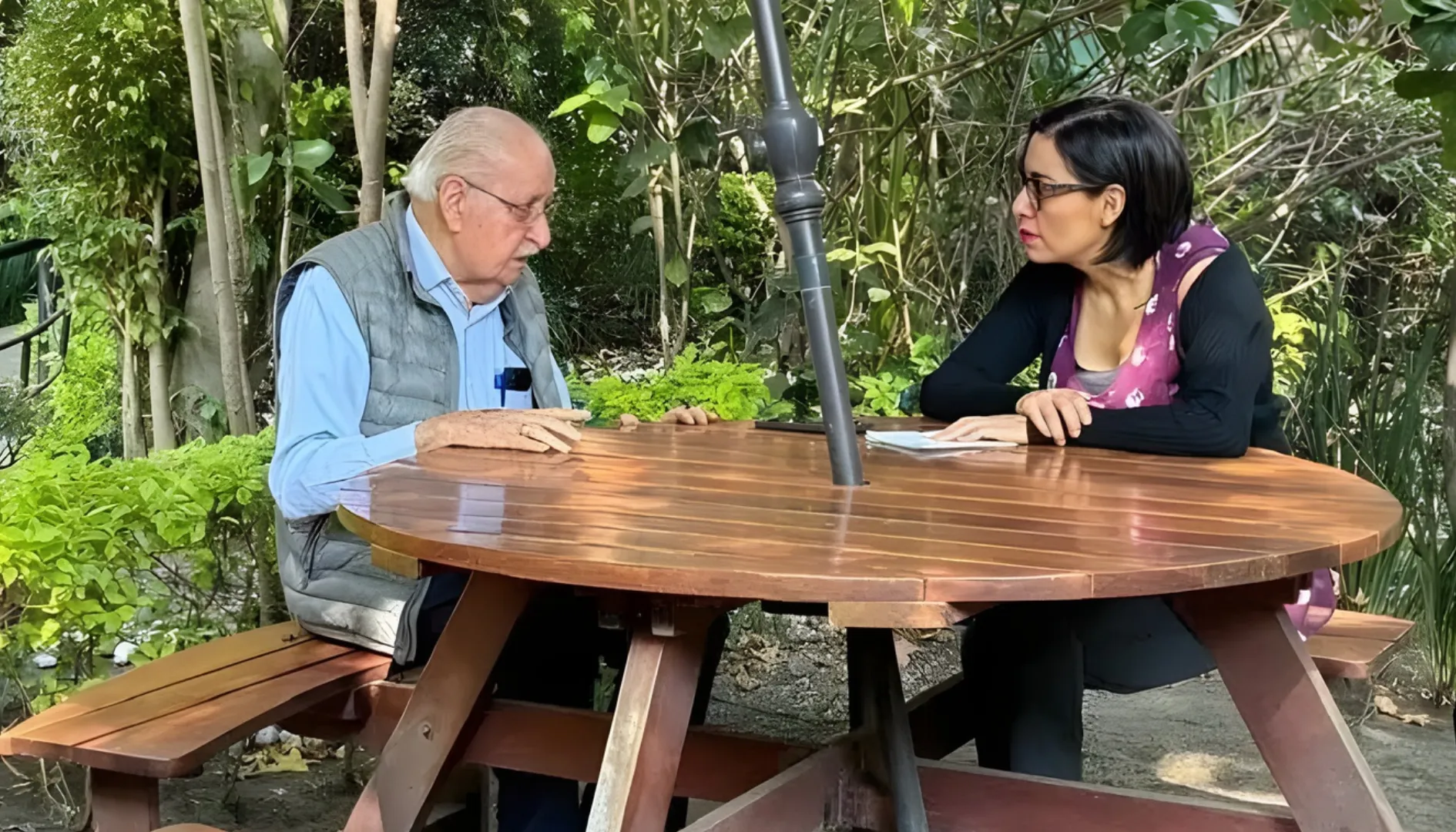 Residentes de Villa Azul compartiendo momentos de socialización en áreas comunes, promoviendo independencia y convivencia.