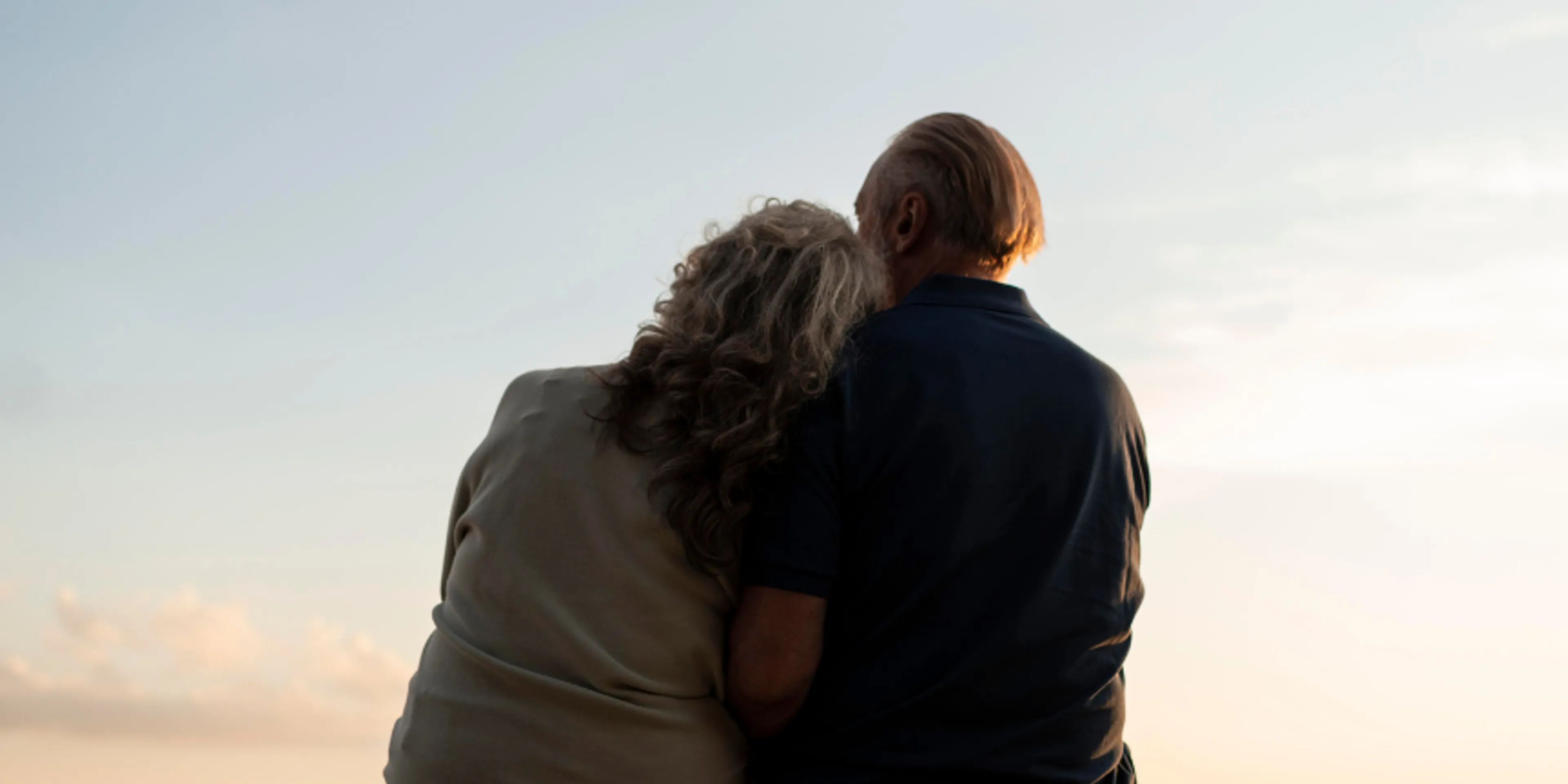 pareja abrazada