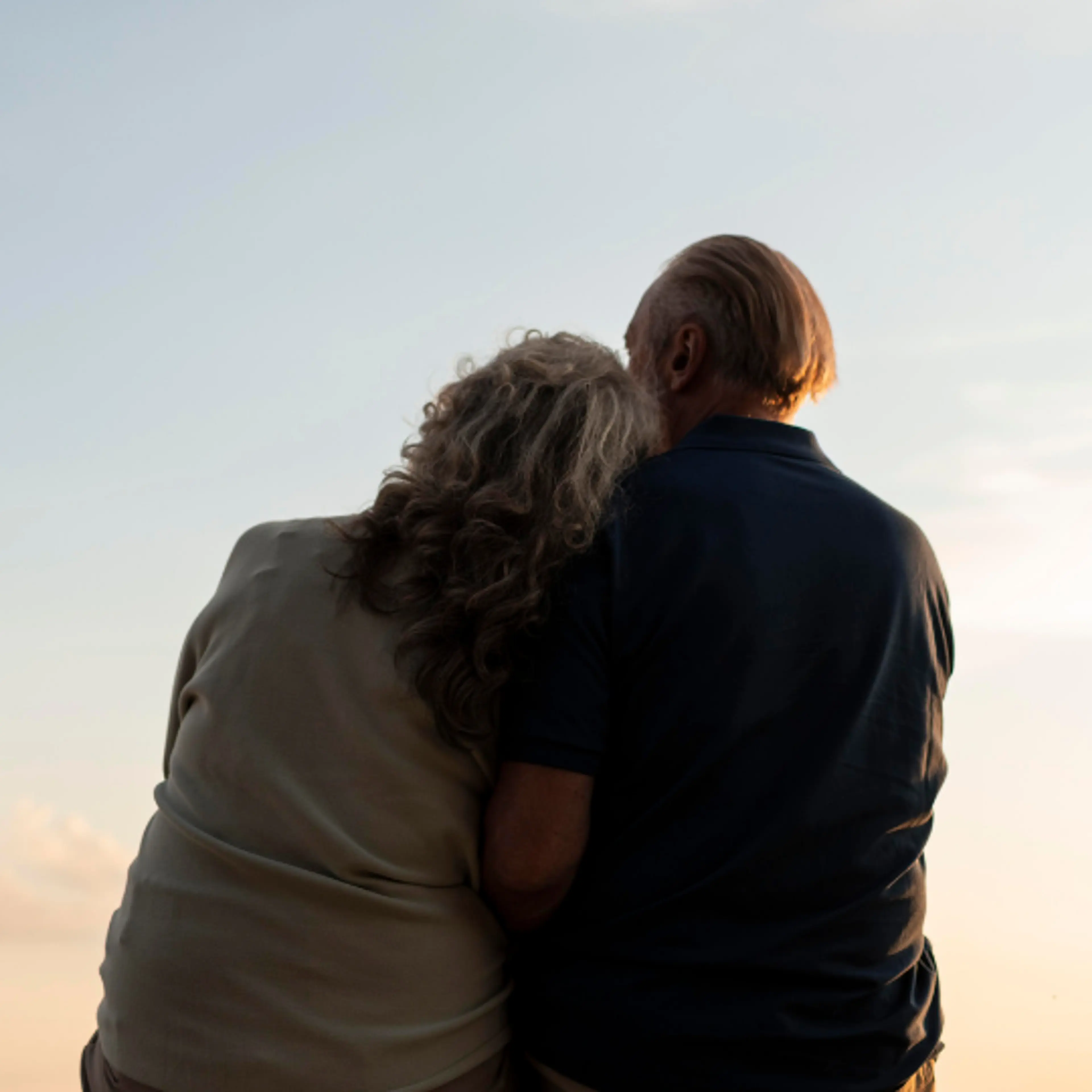 pareja abrazada
