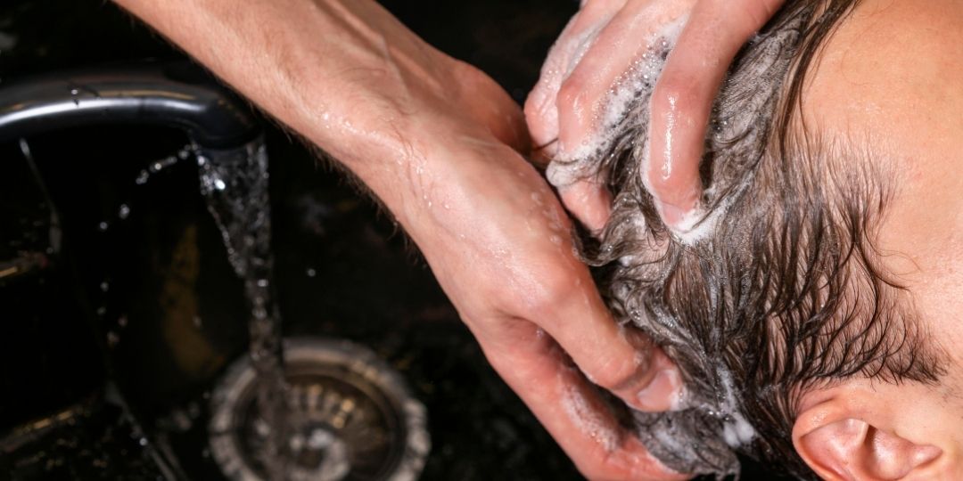 mujer lavando el pelo