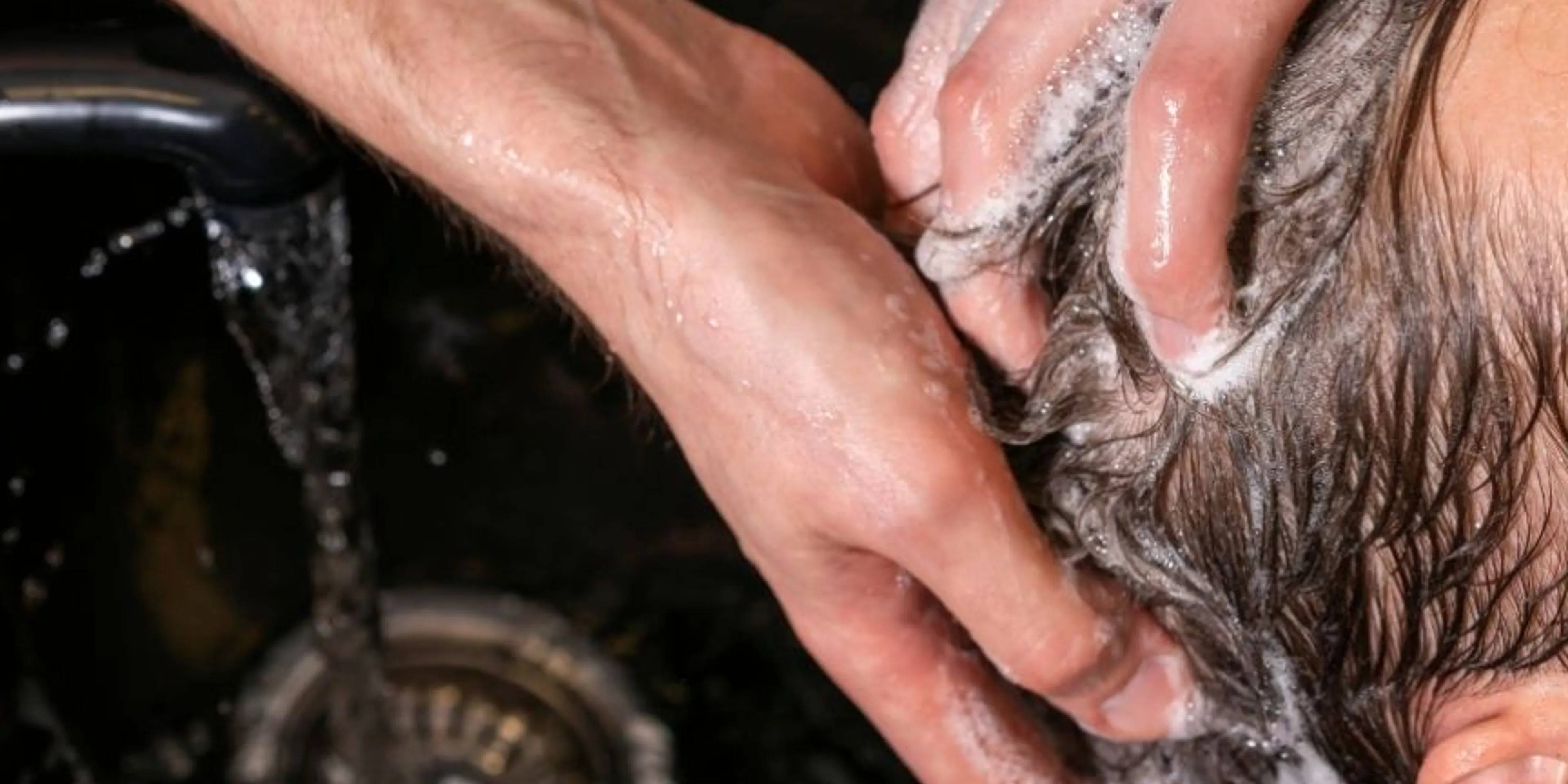 mujer lavando el pelo