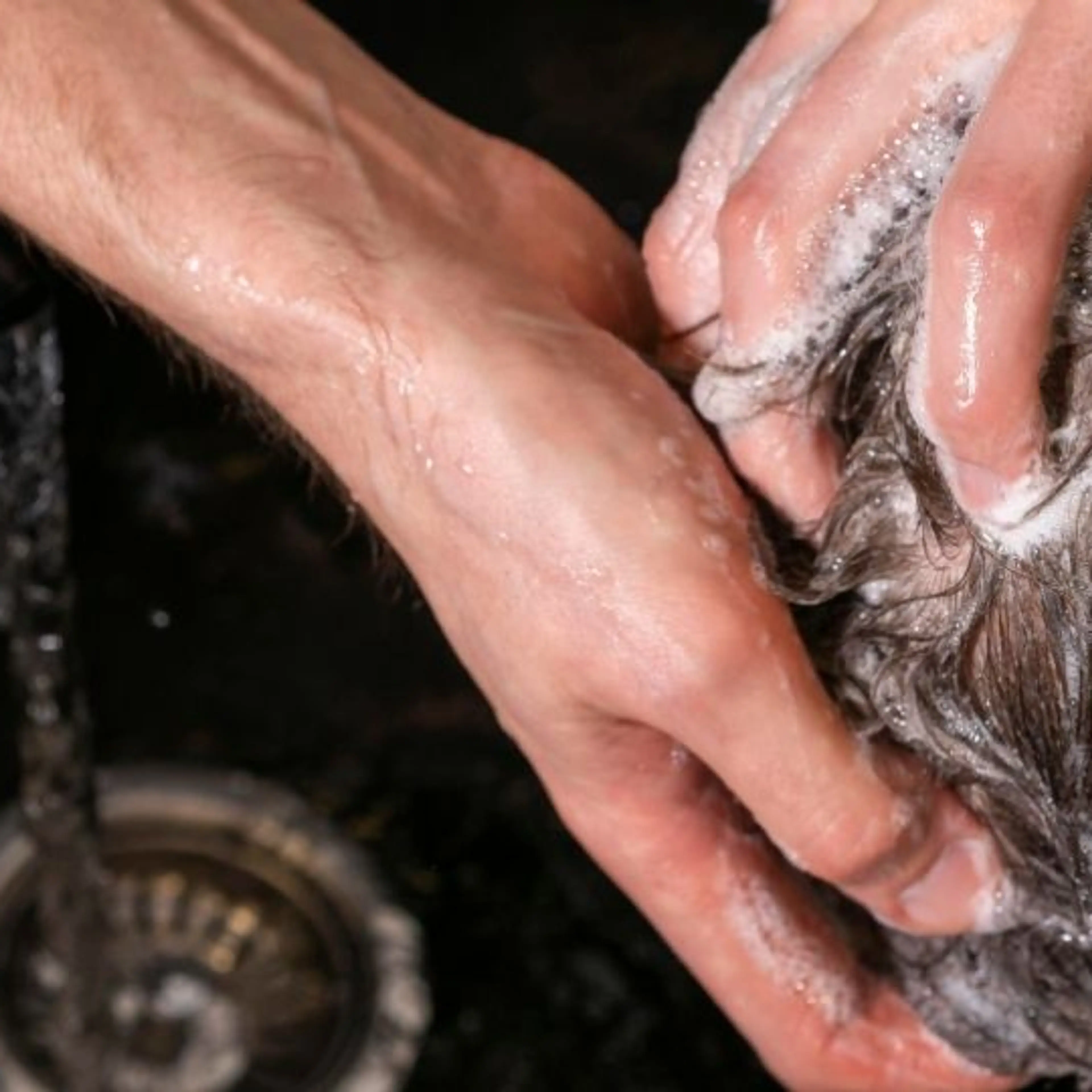 mujer lavando el pelo