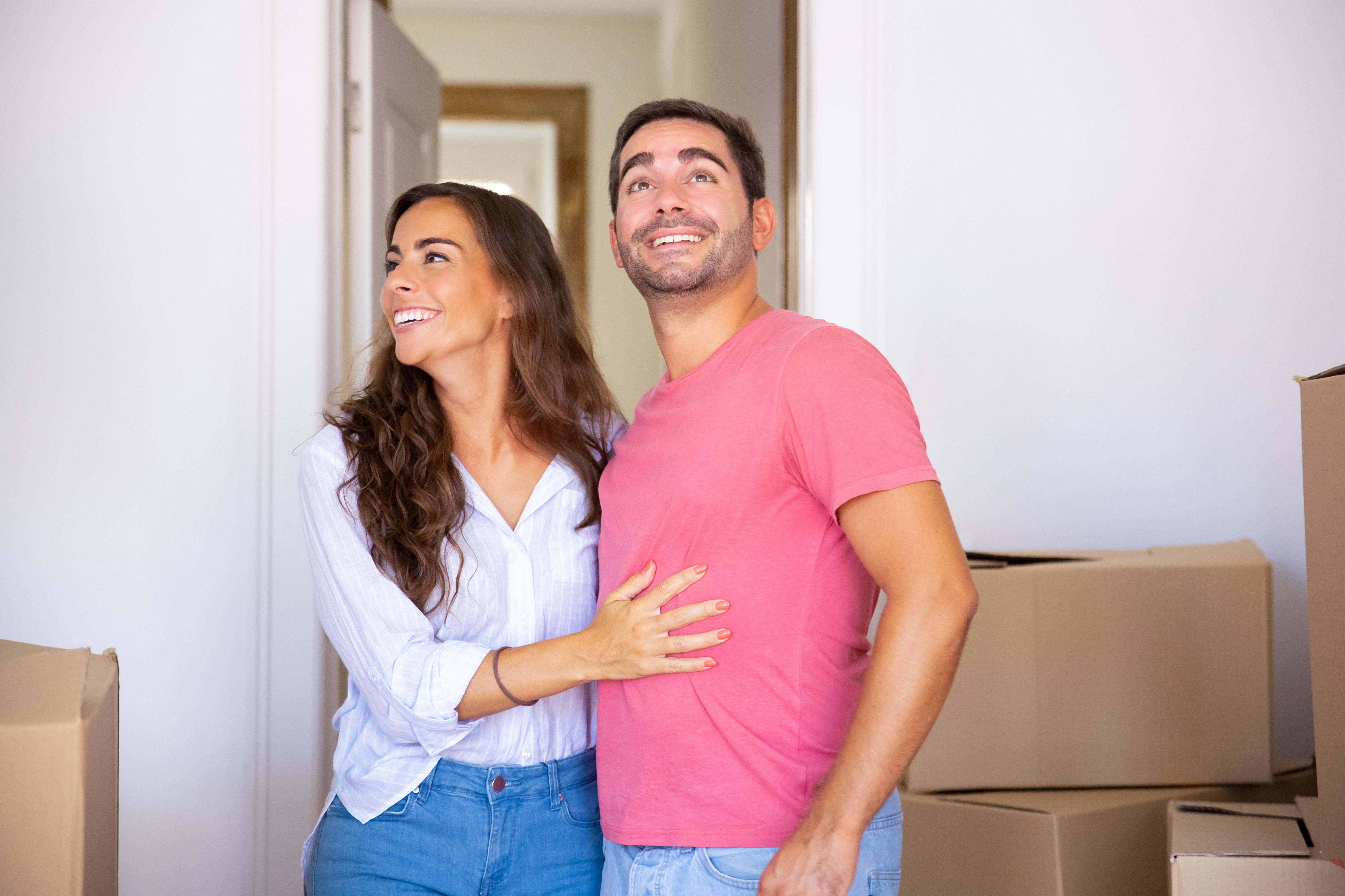 Pareja en una casa con cajas