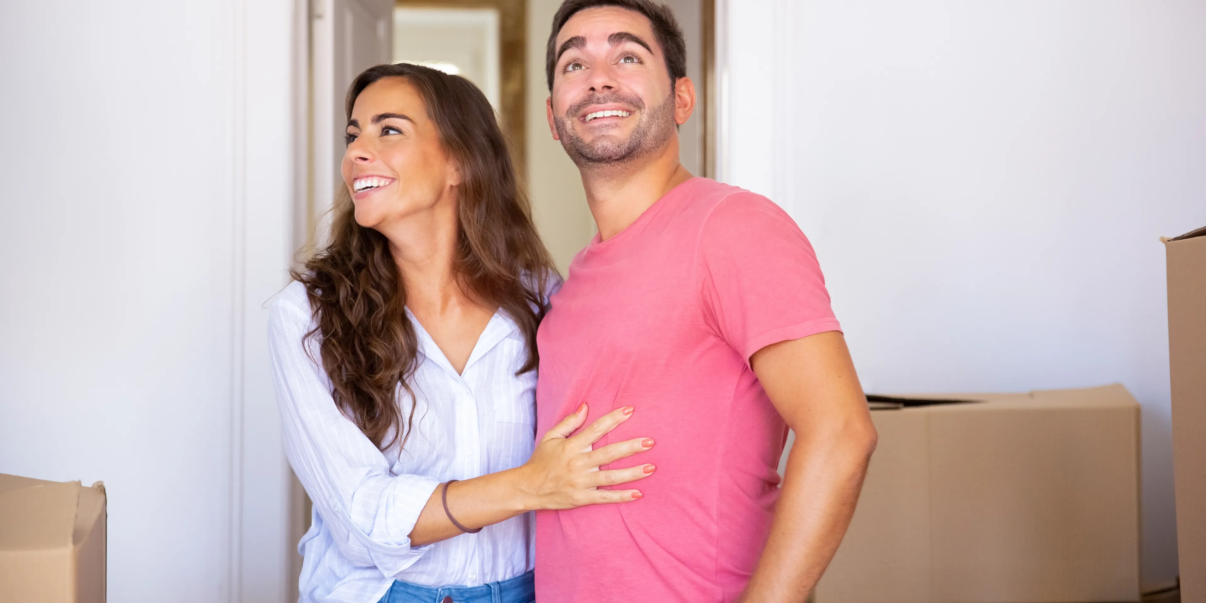 Pareja en una casa con cajas