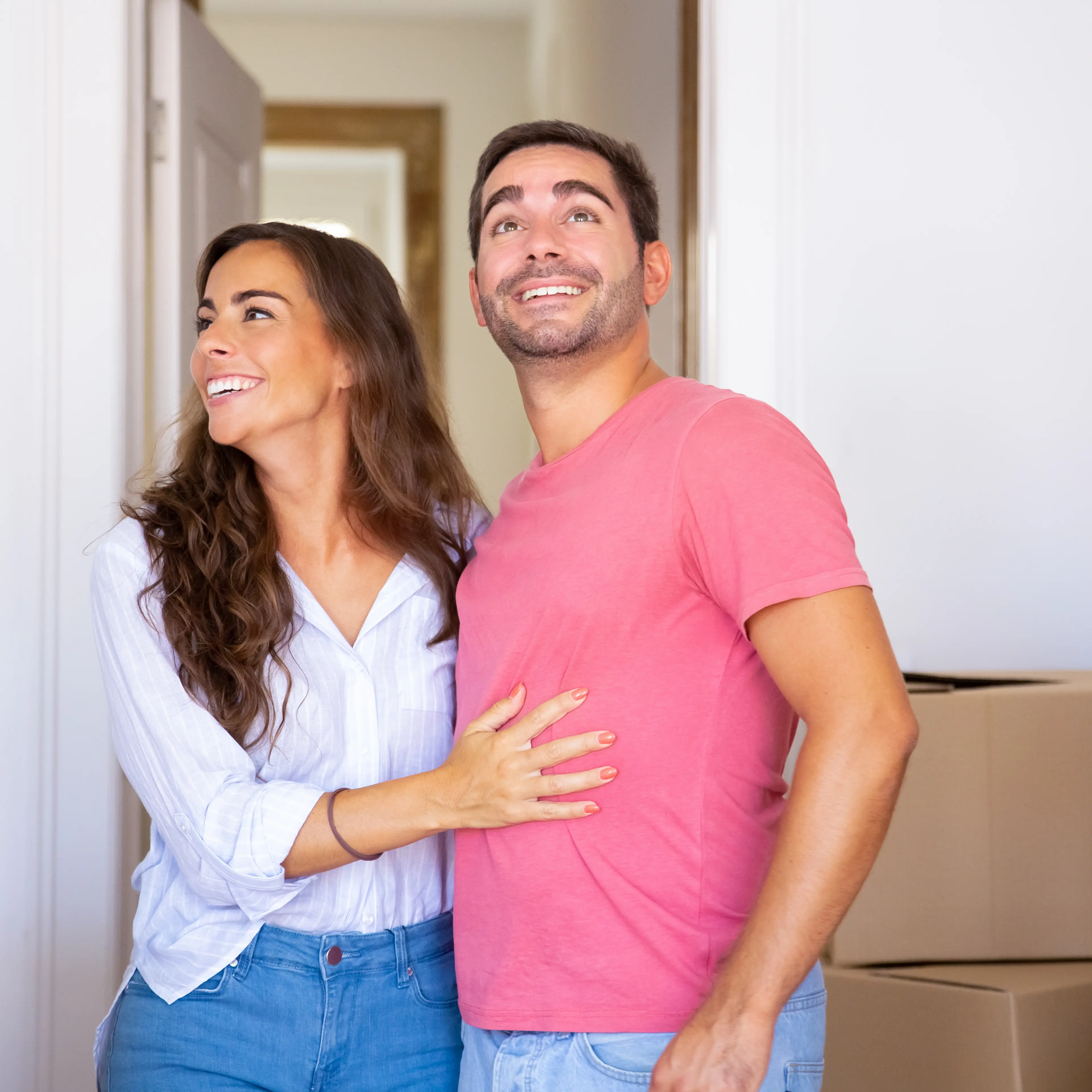 Pareja en una casa con cajas