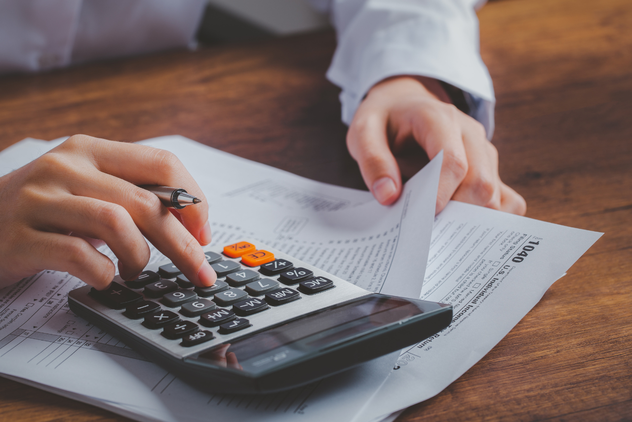 ¿Qué impuestos se pagan al inicio de año?