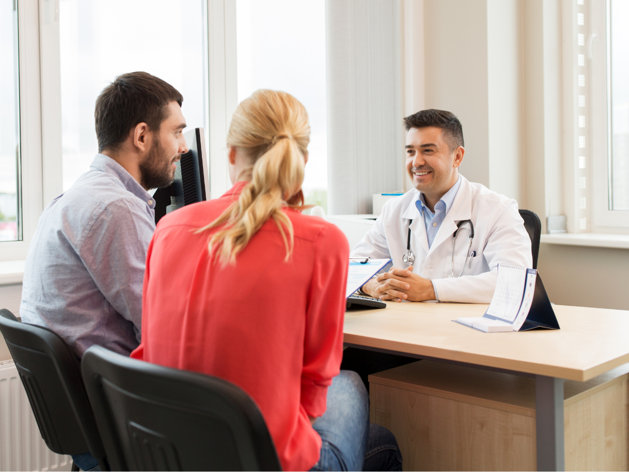 Doctor respondiendo preguntas.