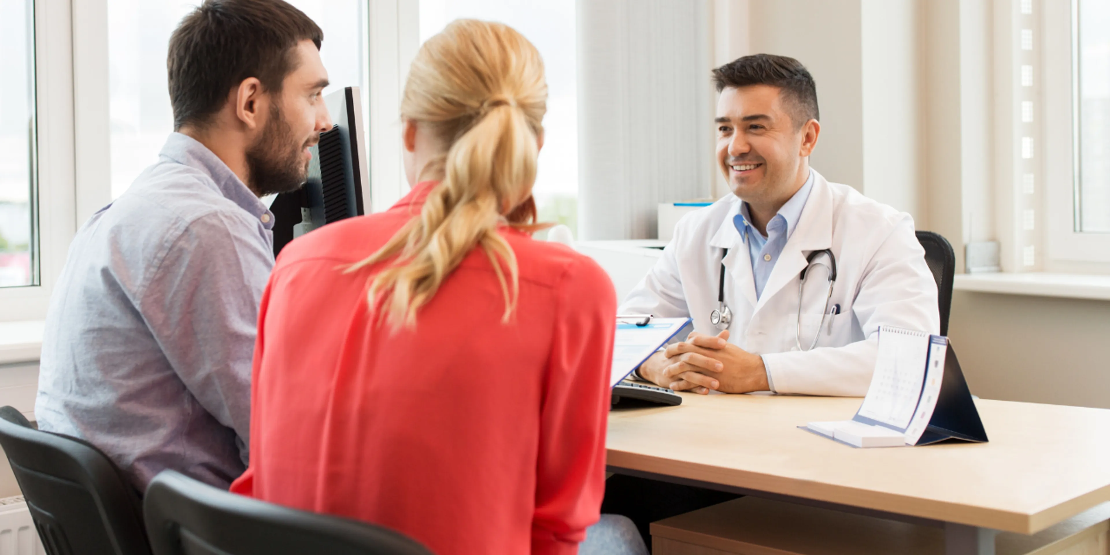 Doctor respondiendo preguntas.