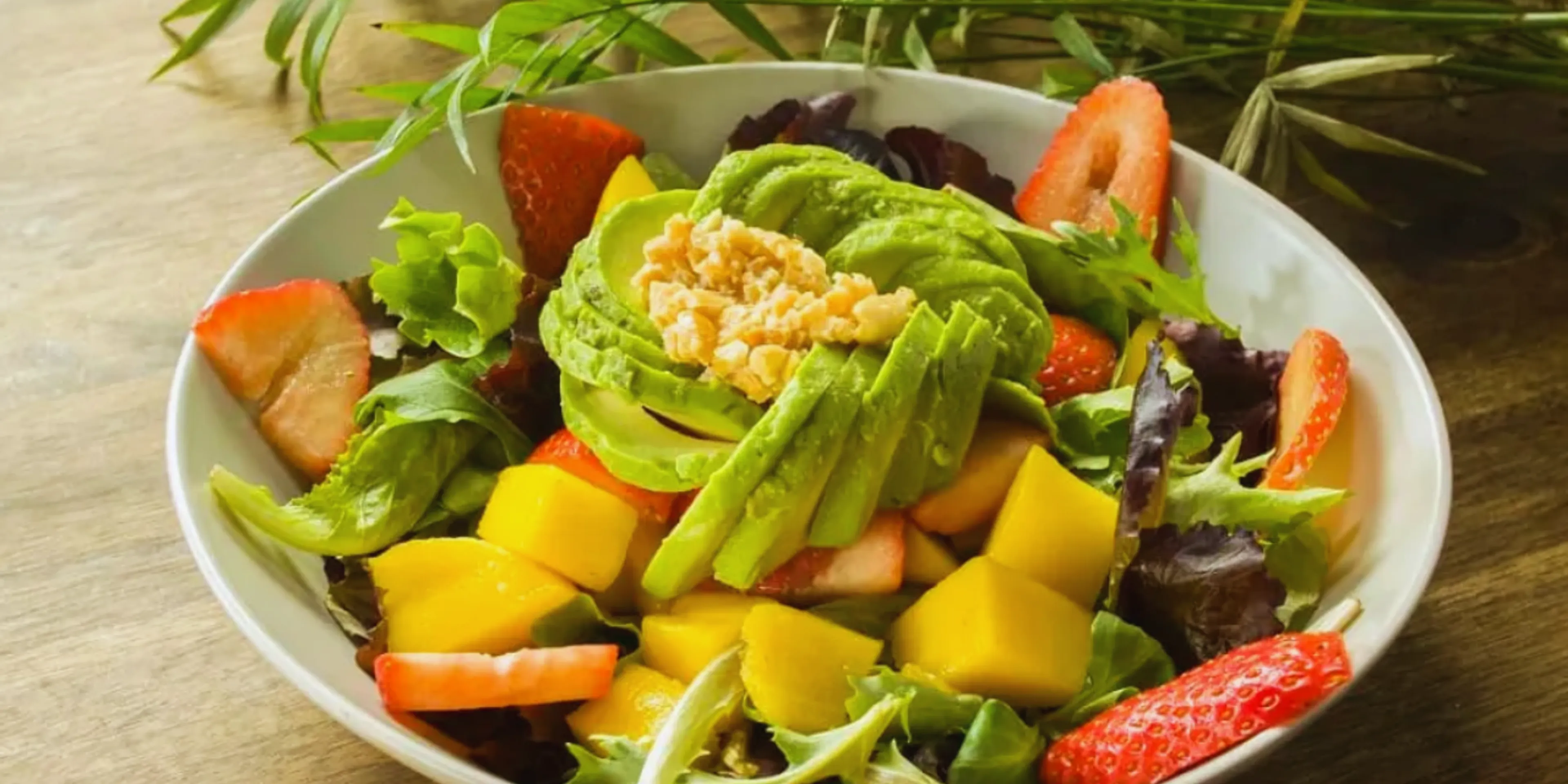 Ensalada de aguacate con mango y fresas