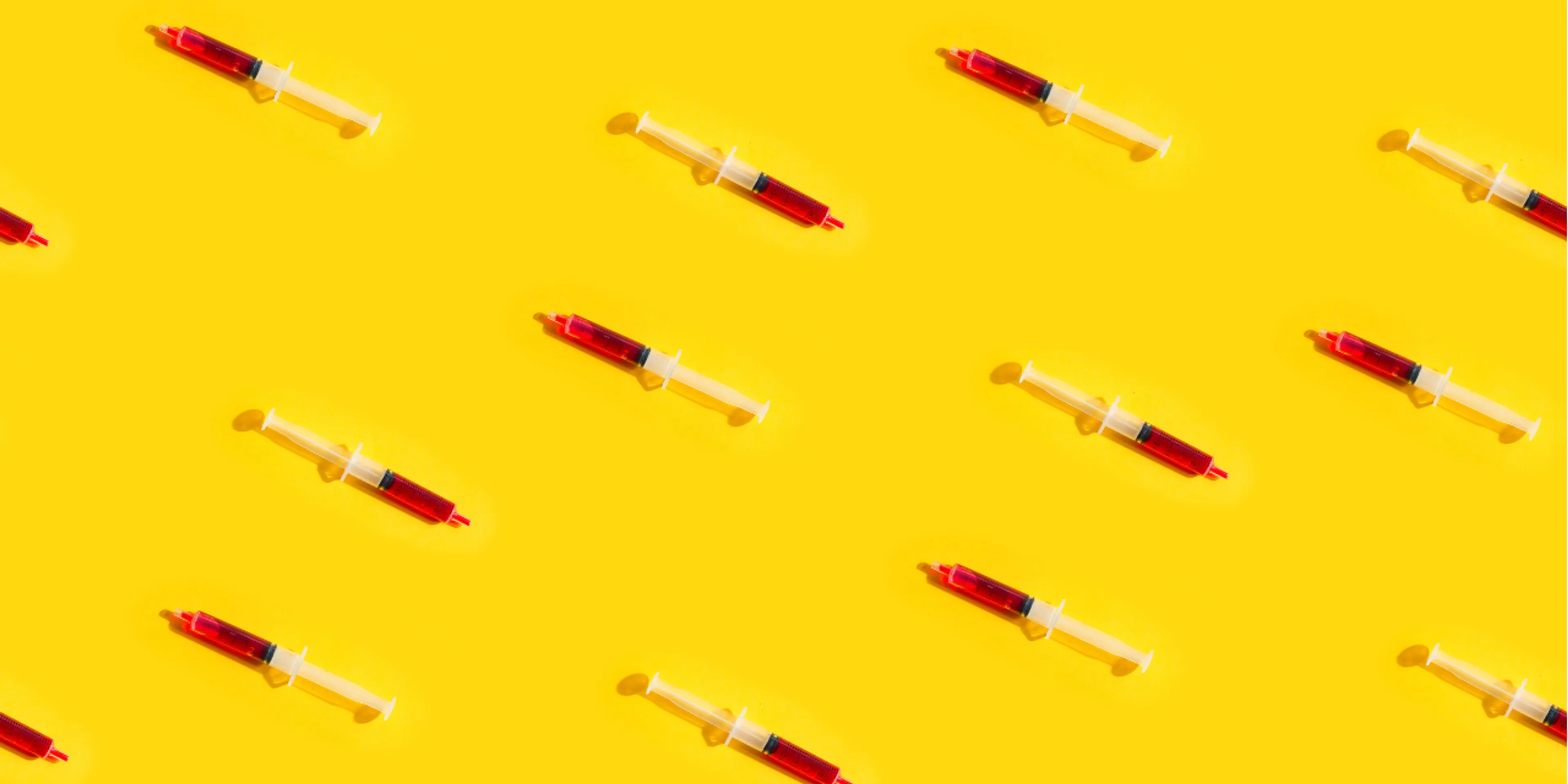Fondo amarillo con muchas jeringas con líquido rojo