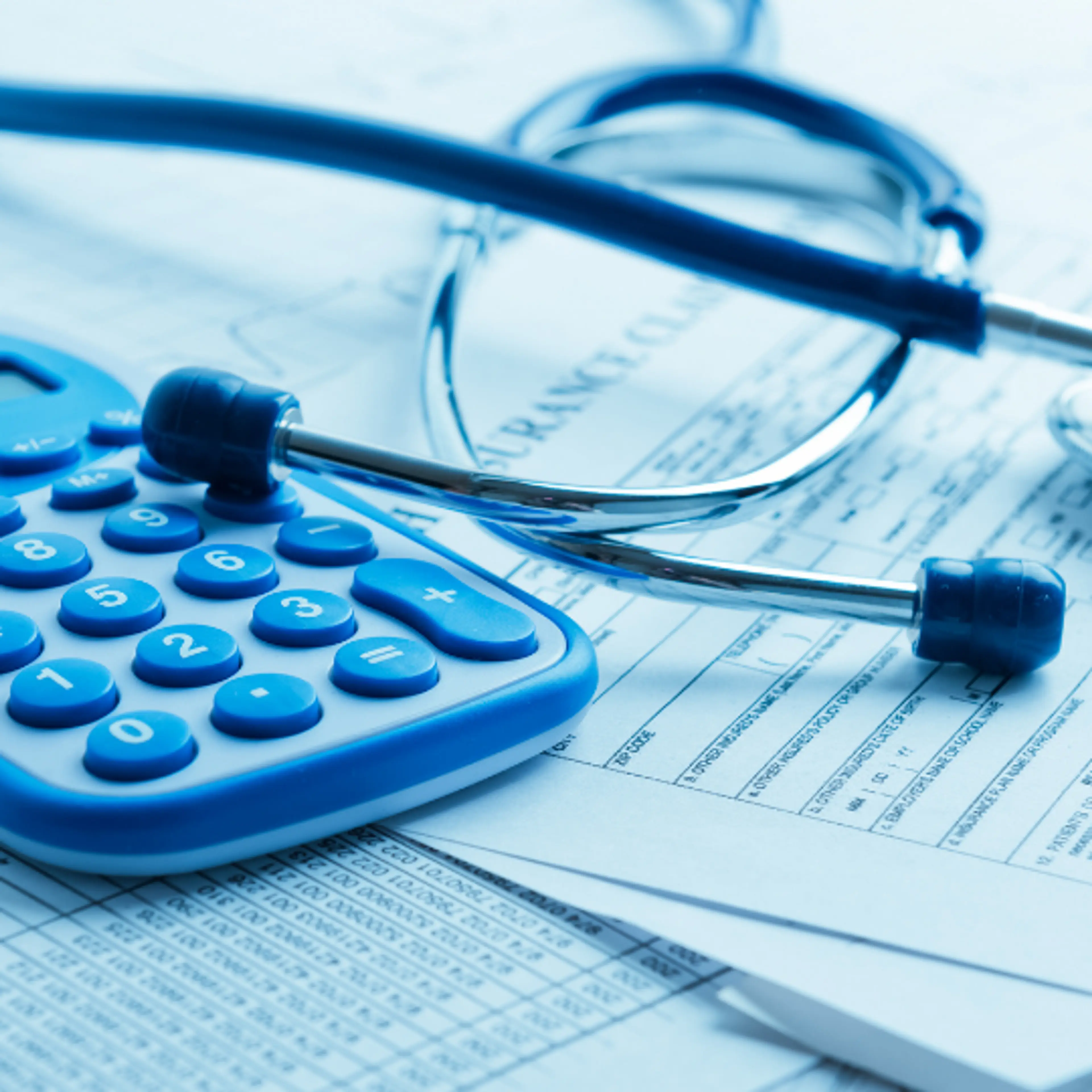 ¿Por qué hay gente que paga menos por su seguro médico?