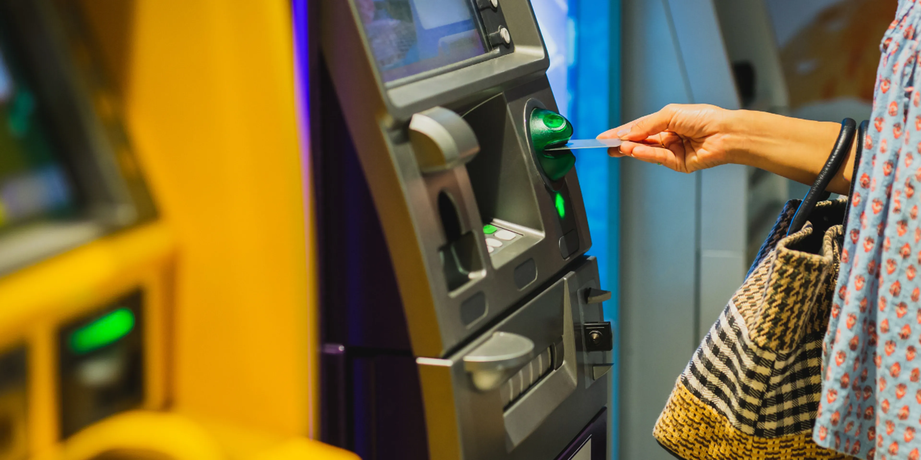 La angustia de dejar que tu papá o mamá vayan solos al banco