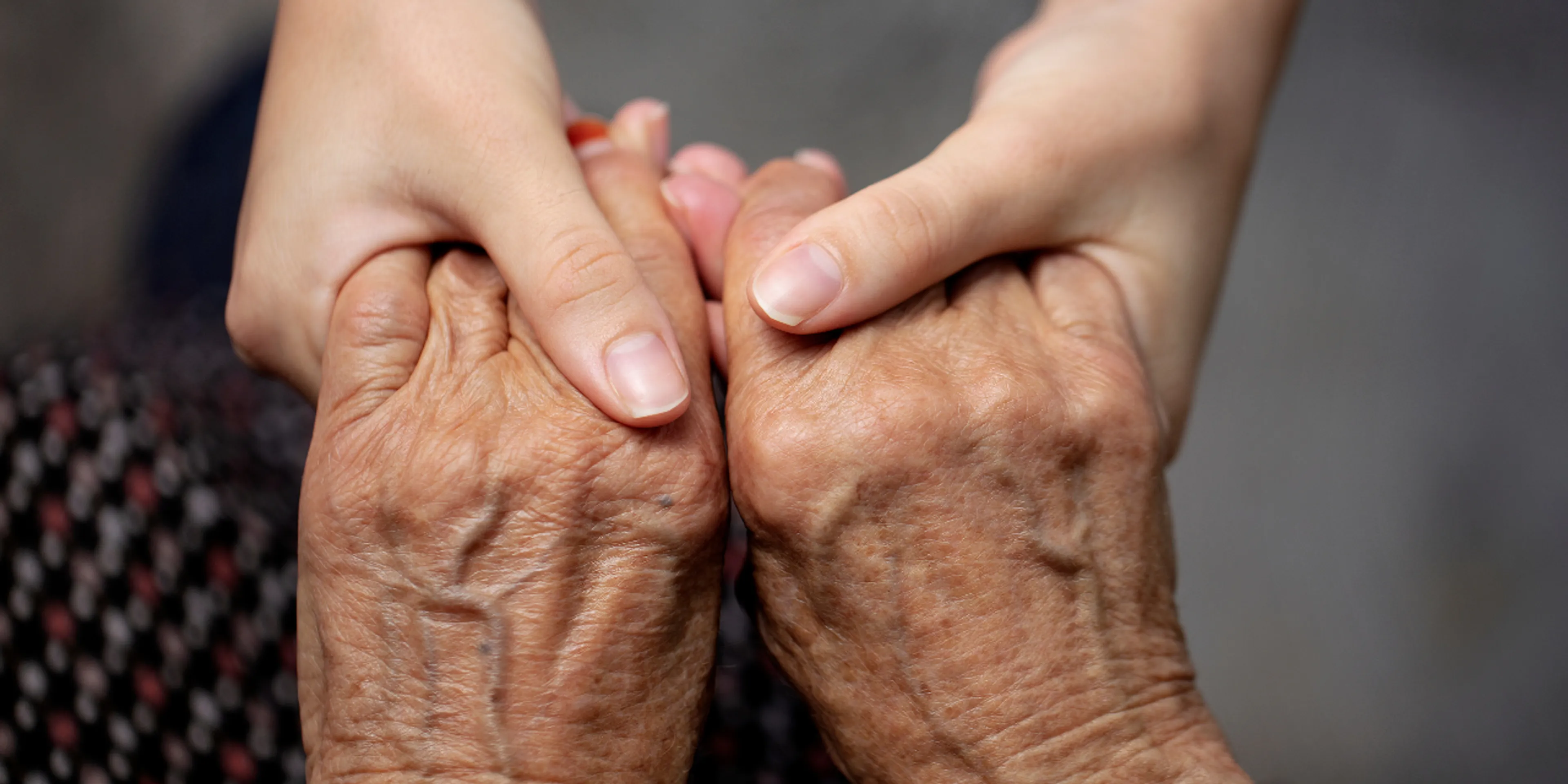 ¿Quién debe cuidar a los padres en México: los hijos o el Estado?