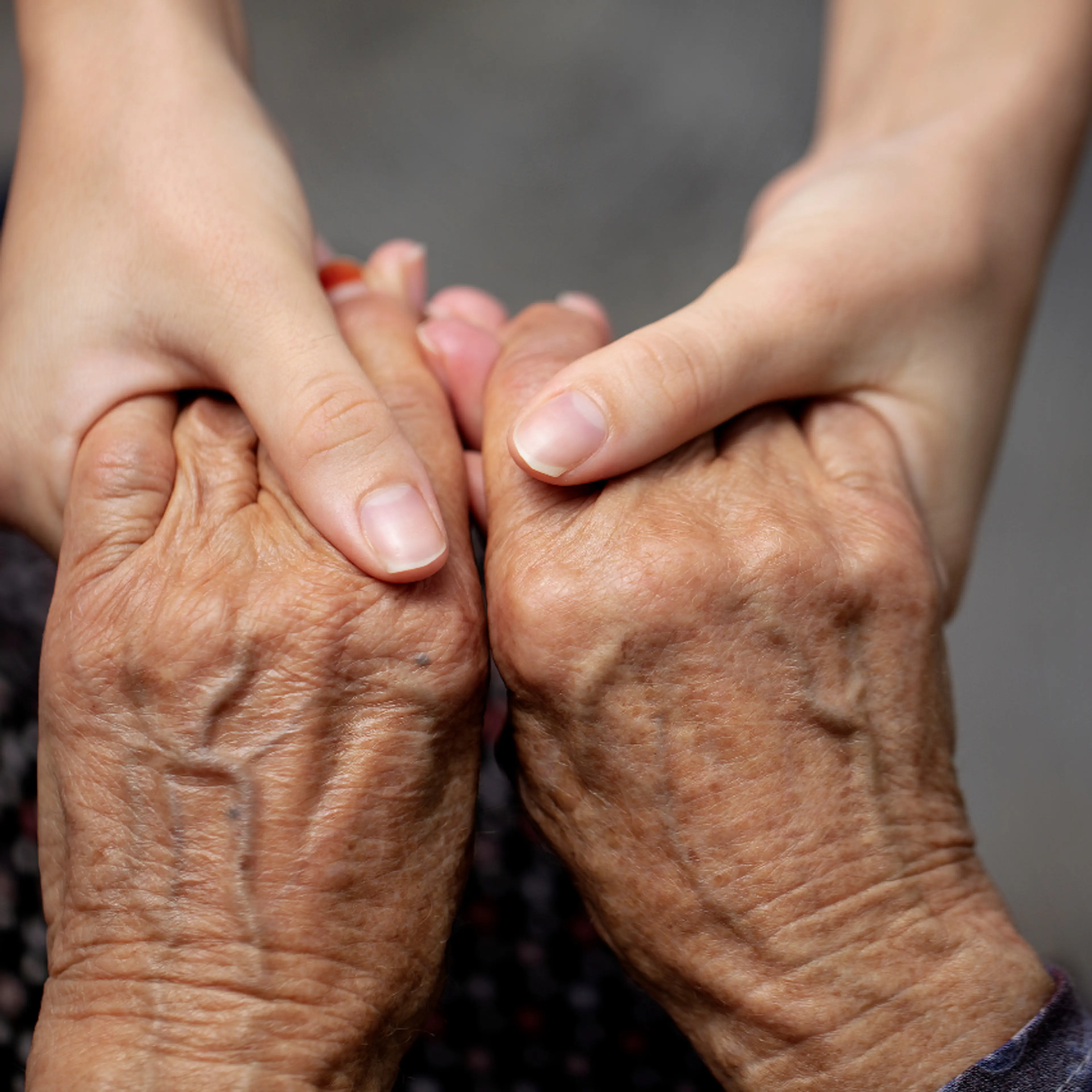 ¿Quién debe cuidar a los padres en México: los hijos o el Estado?