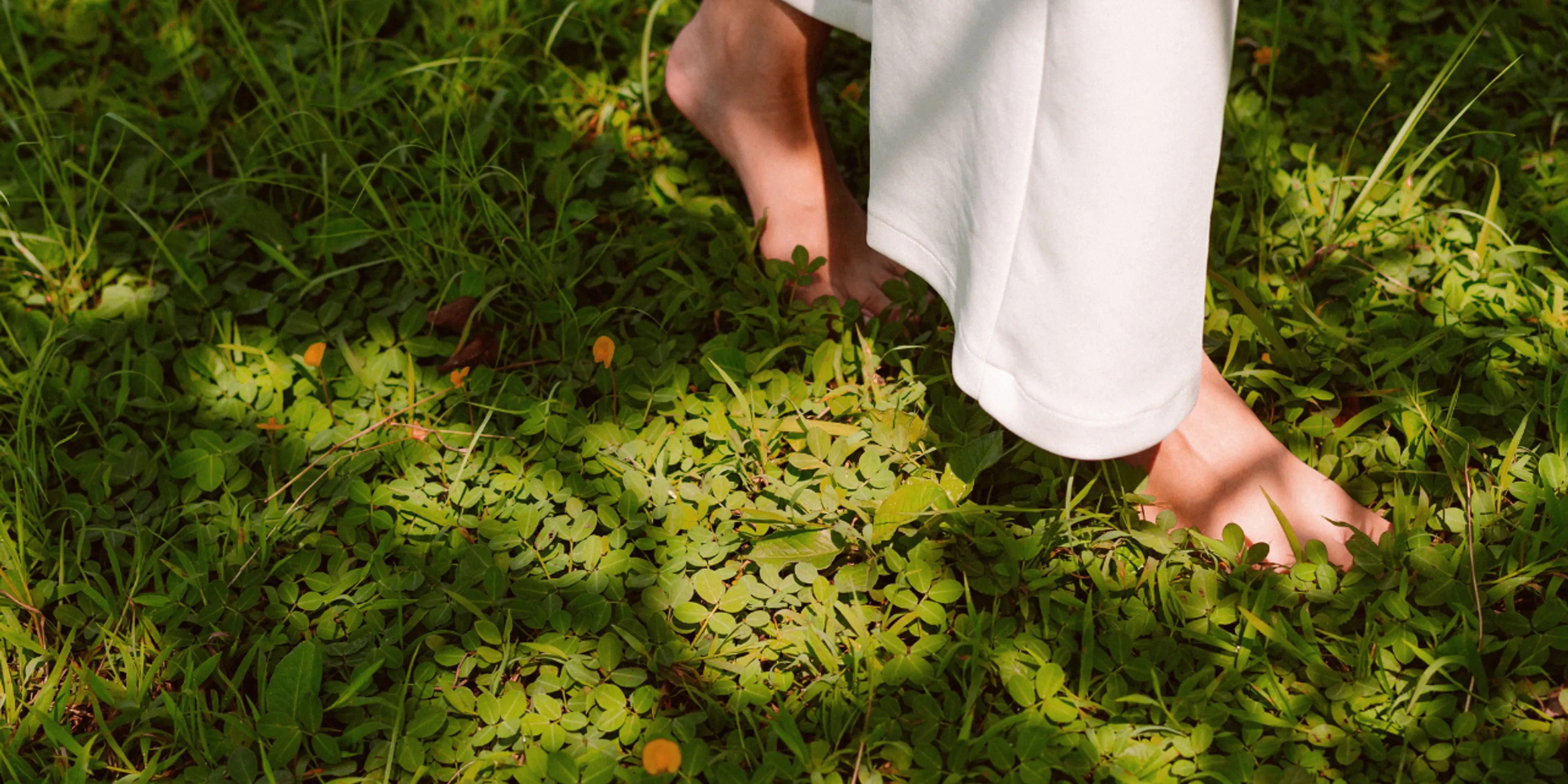 En blanco y negro. Persona caminado por concreto.