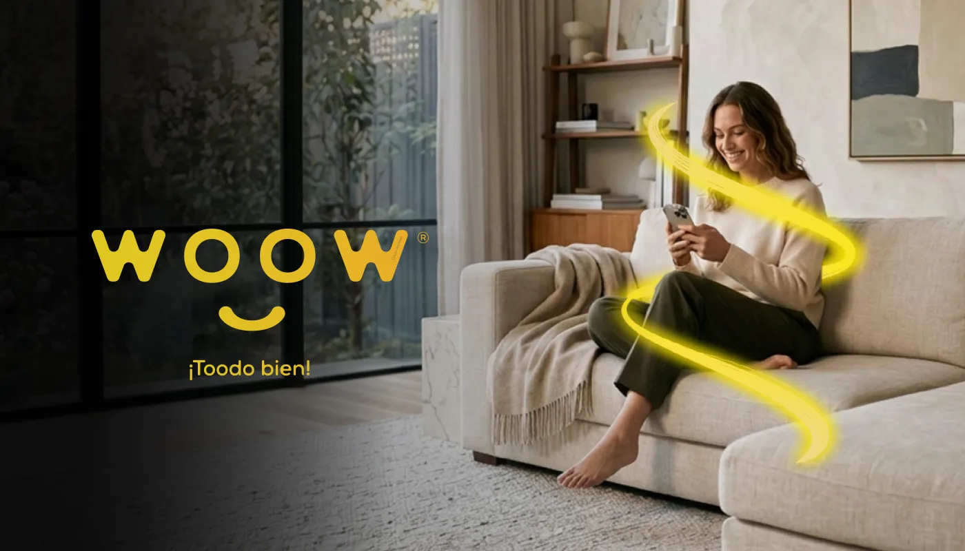 Mujer sentada revisando promociones de seguros woow en su sillón
