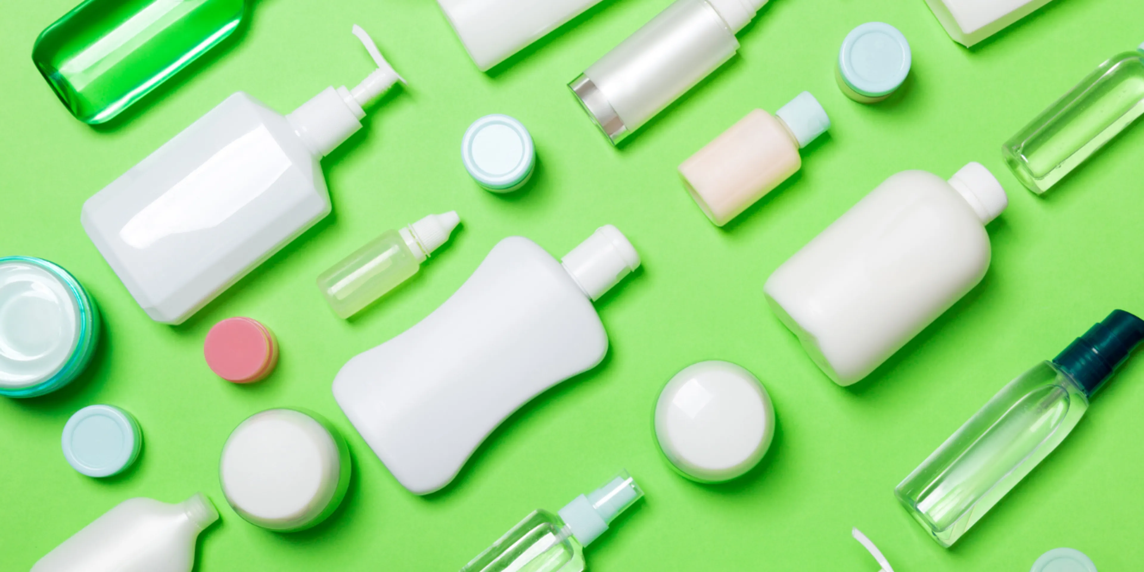 Fondo verde con envases diferentes de medicina