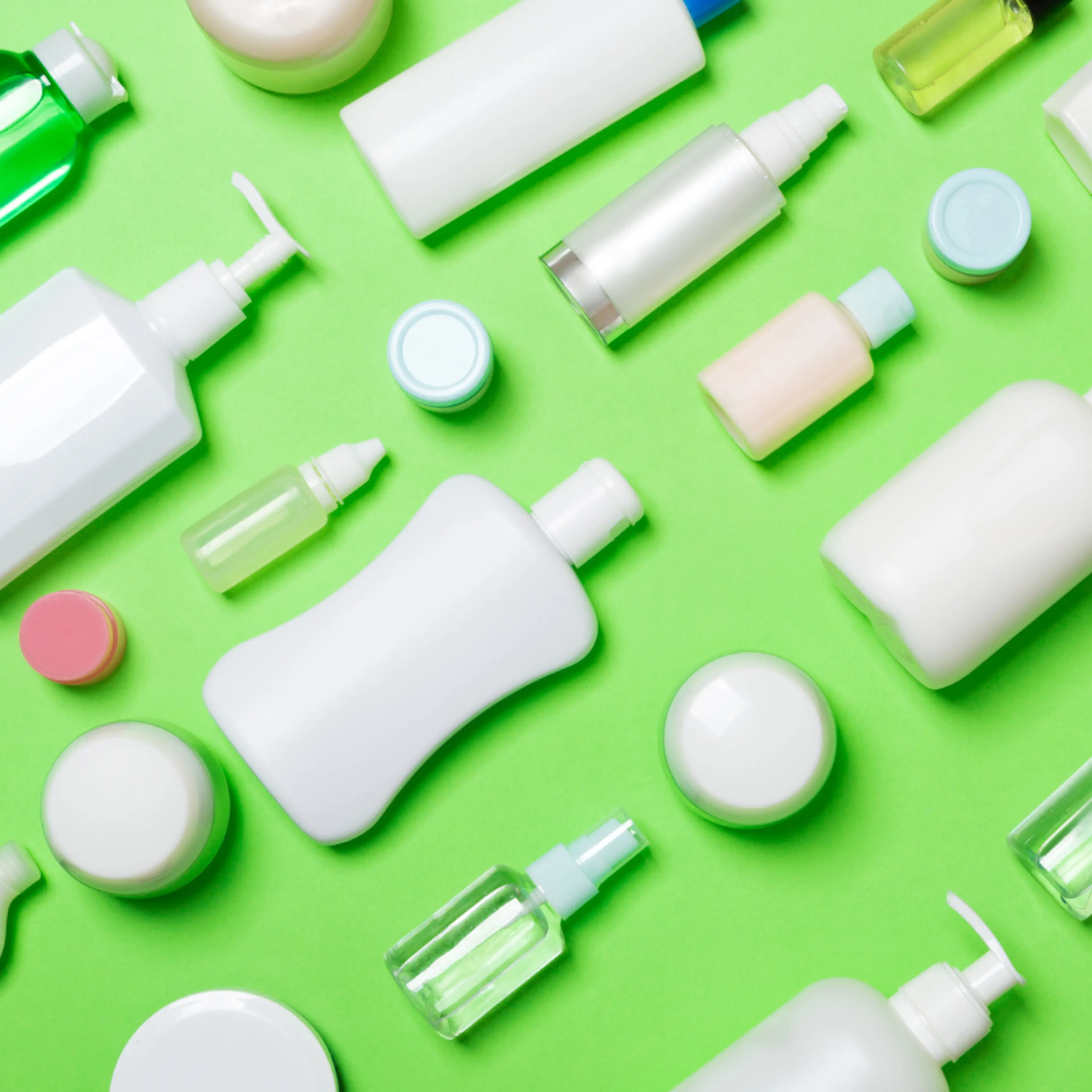 Fondo verde con envases diferentes de medicina