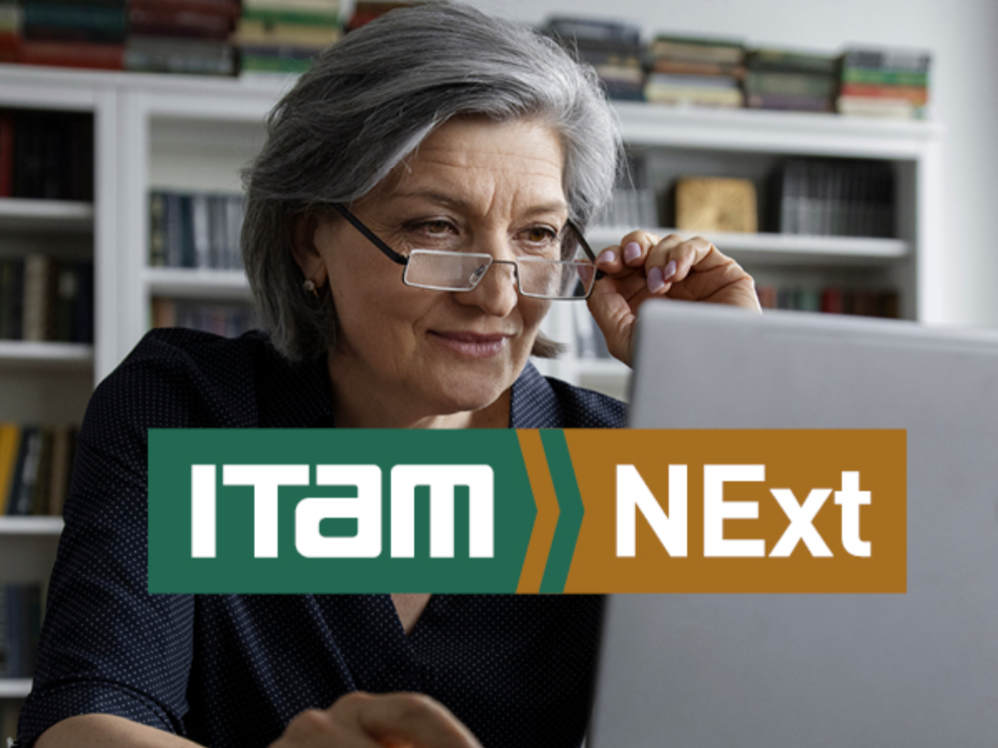 ITAM NExt Programa de aprendizaje en línea es atendido por una mujer madura
