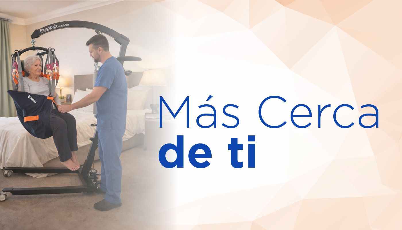 Más cerca de ti enfermero asiste a persona de tercera edad en proceso de recuperación y rehabilitación por medio de arnés para grúa de pacientes 