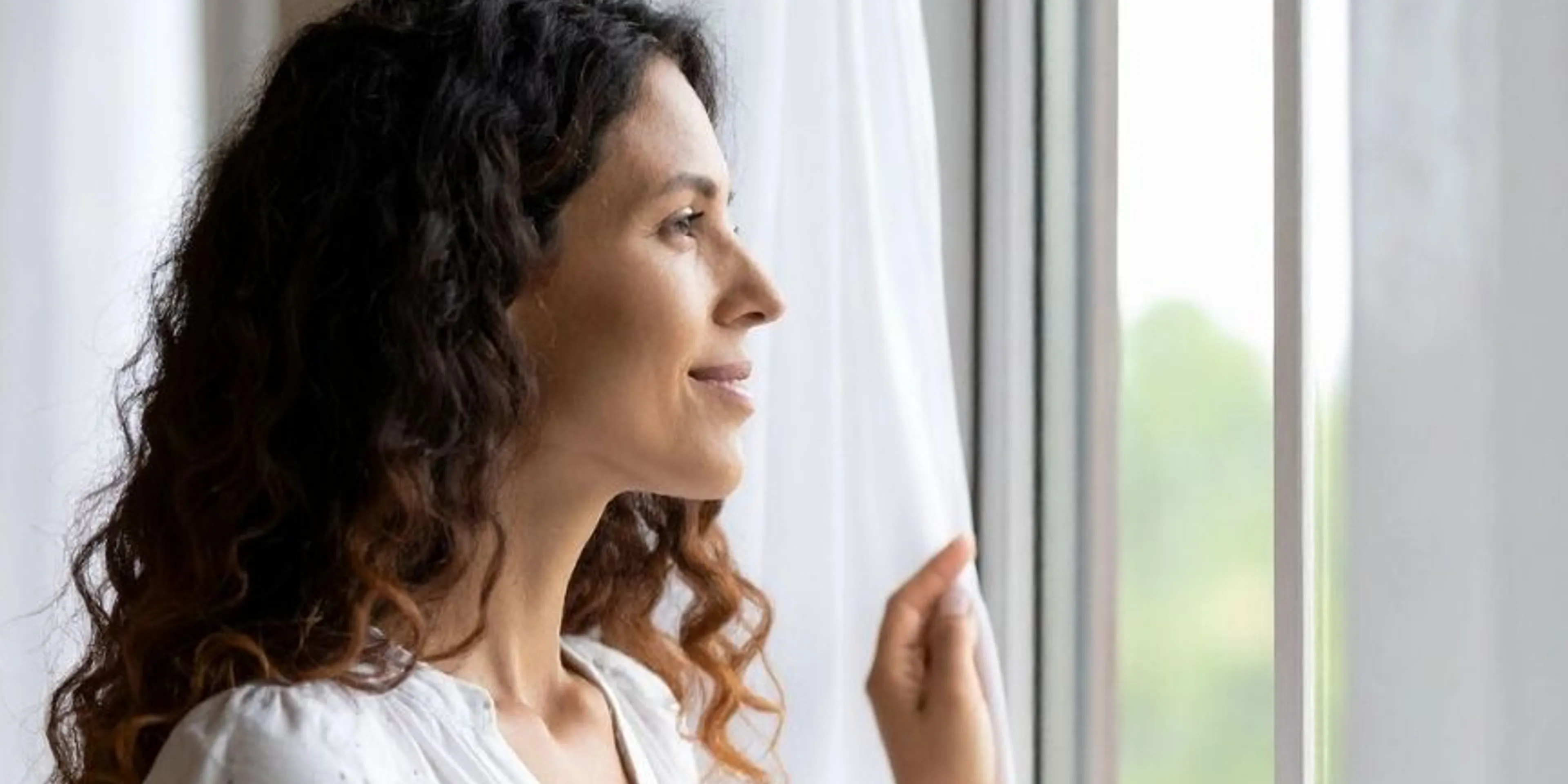 Mujer viendo por la ventana