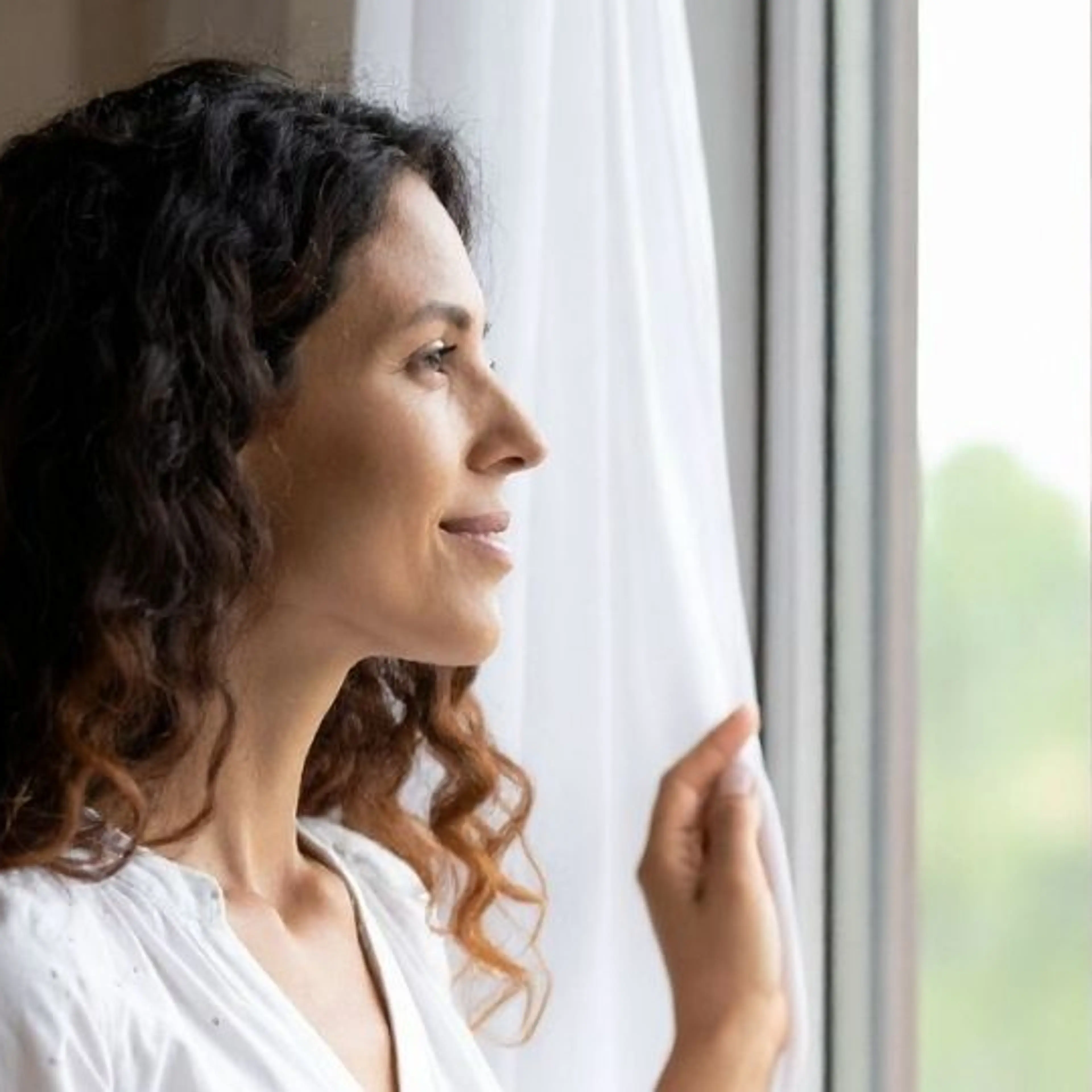 Mujer viendo por la ventana