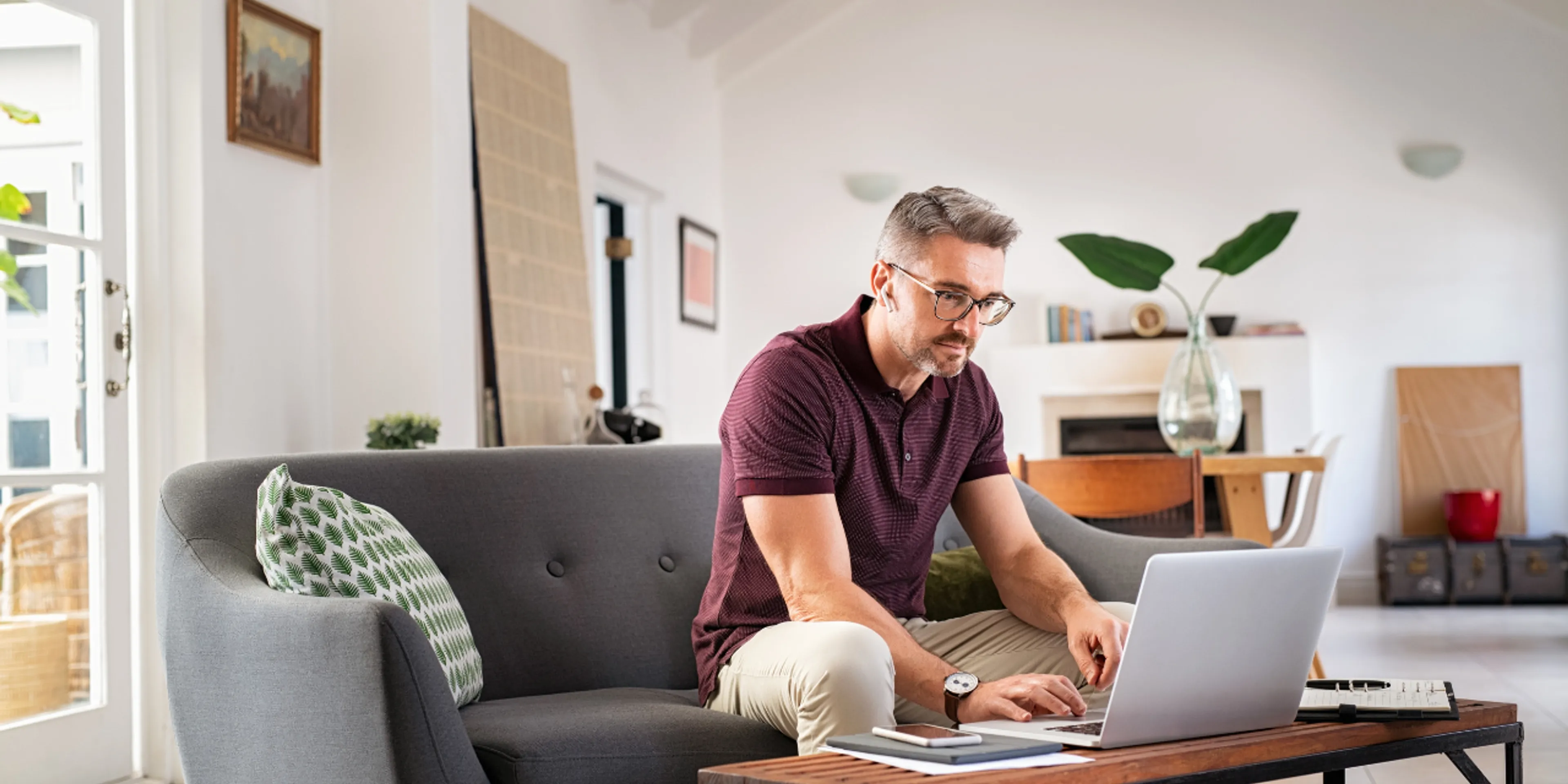 Hombre trabajando desde casa