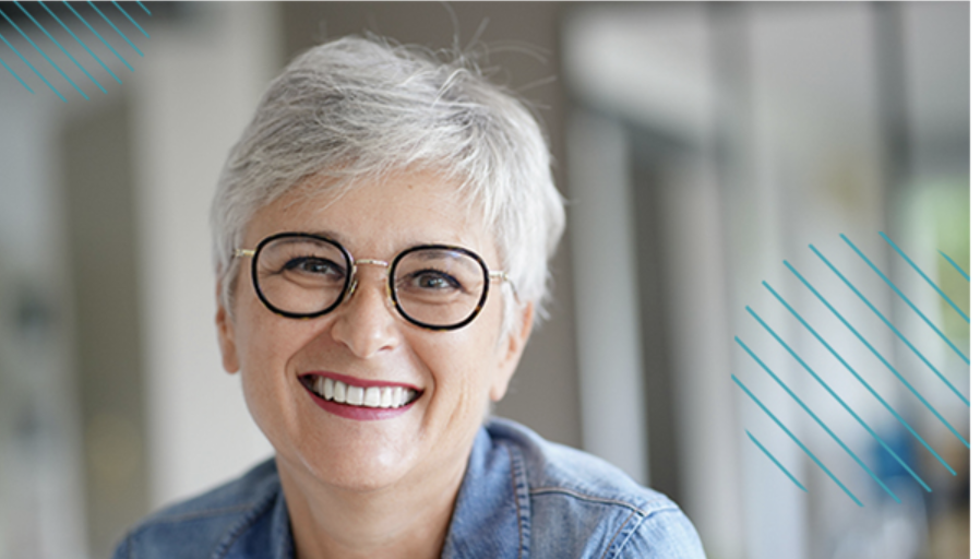 Mujer con lentes sonriendo
