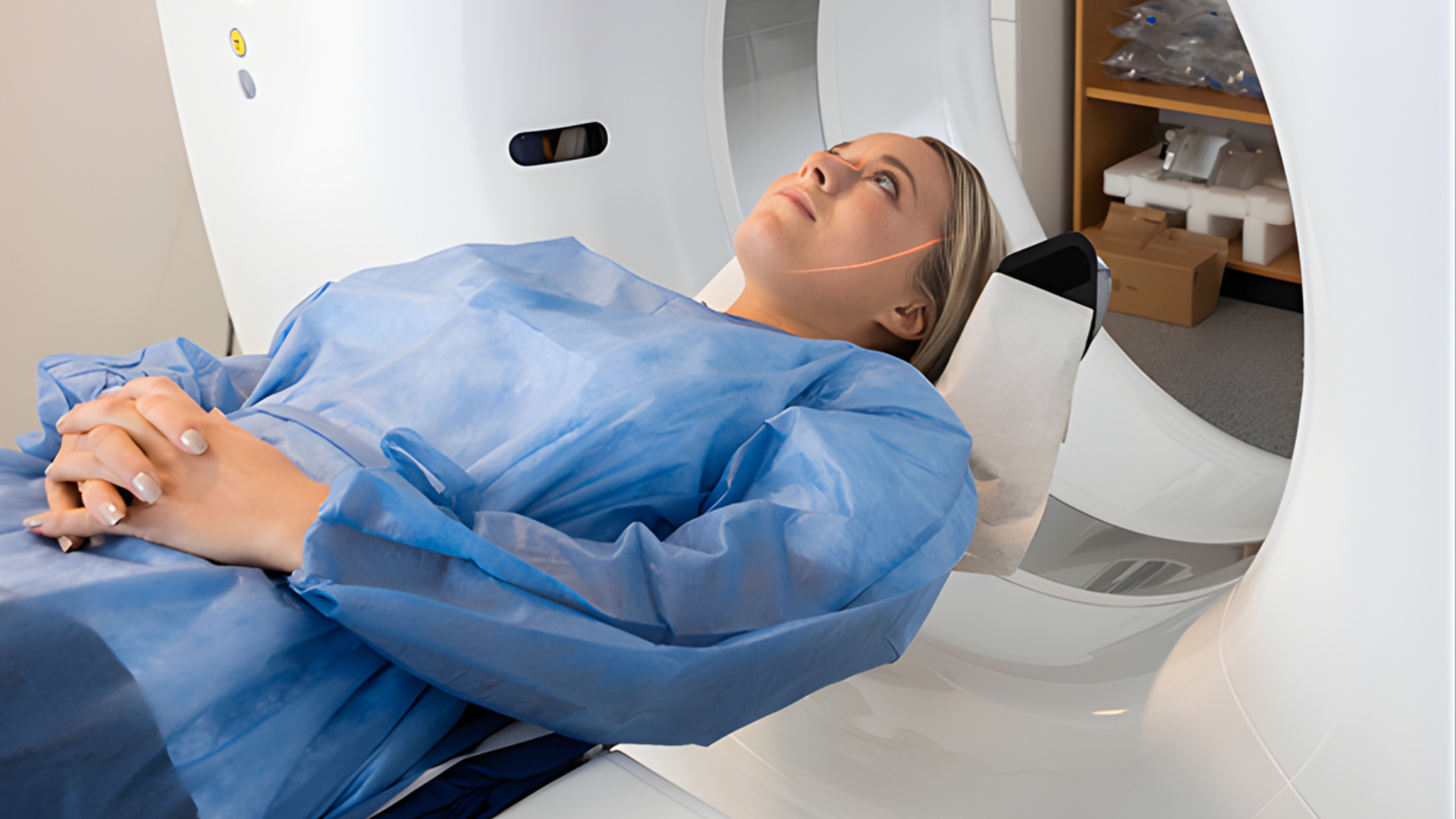 Paciente recostada durante un estudio de tomografía computarizada en un centro de diagnóstico médico con tecnología avanzada.