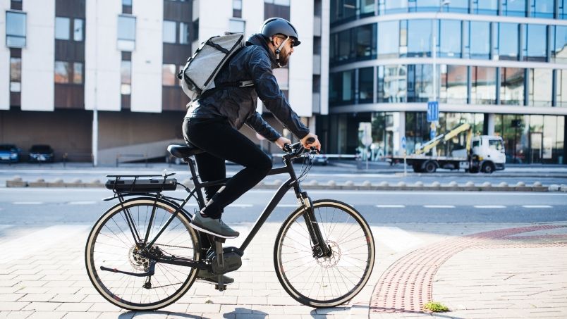 Ciclista con protección asegurado por iSure