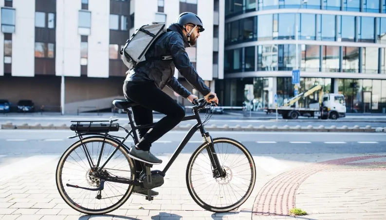 Ciclista con protección asegurado por iSure