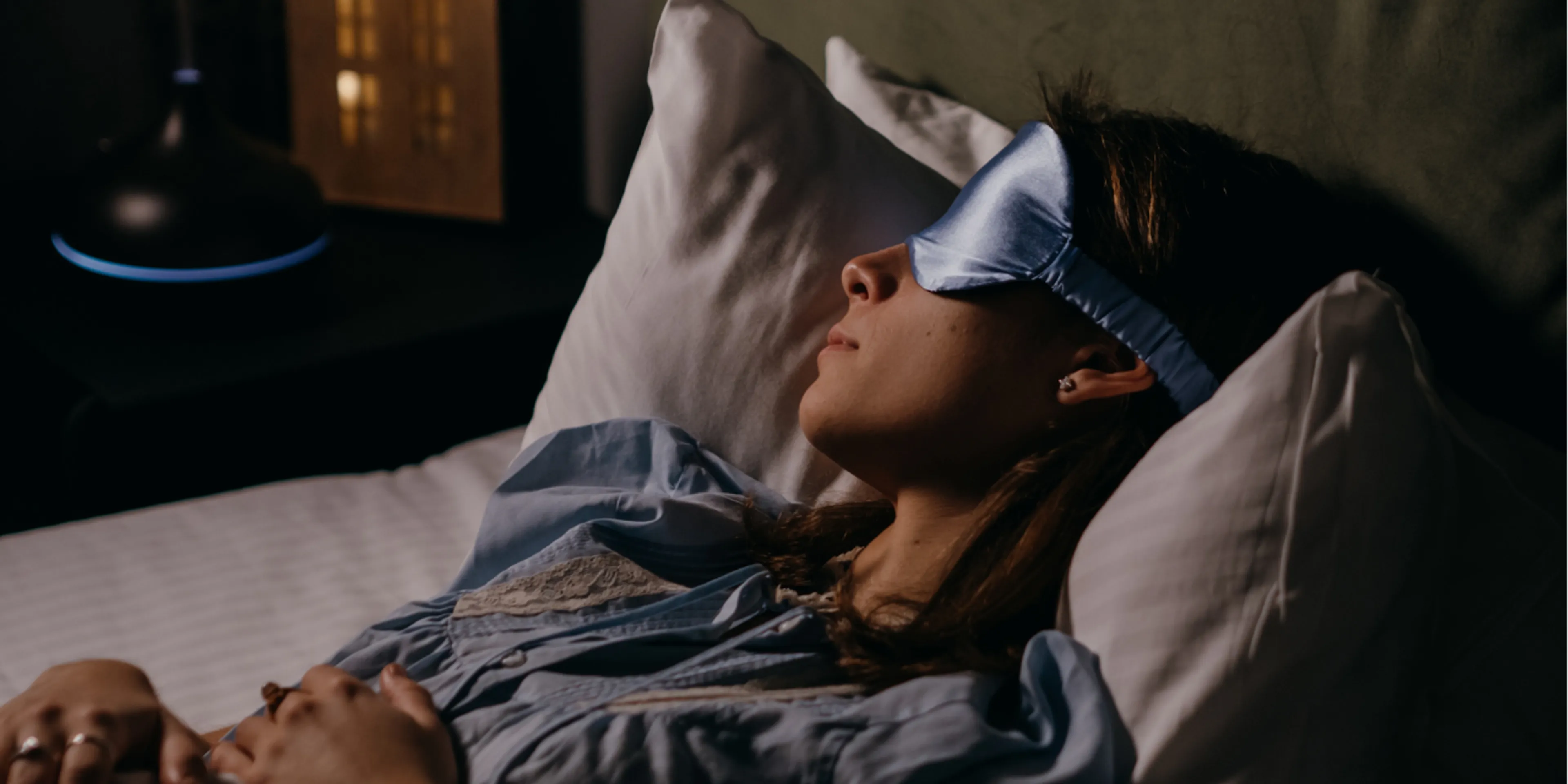 Persona durmiendo con antifaz