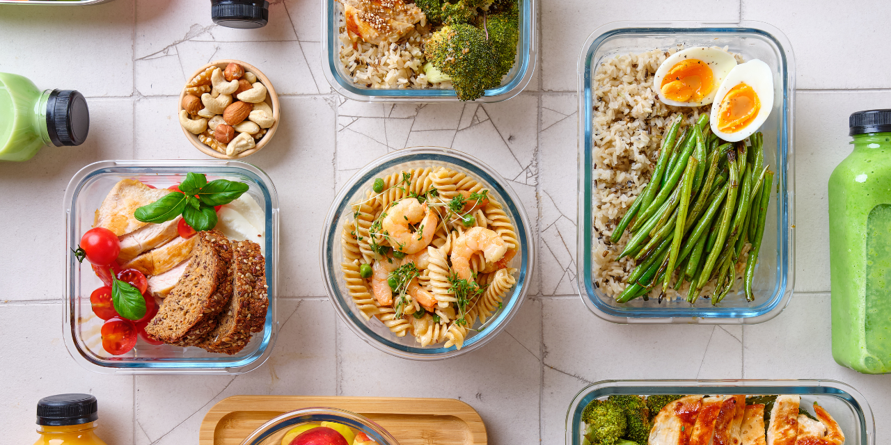 Diferentes contenedores con comidas saludables