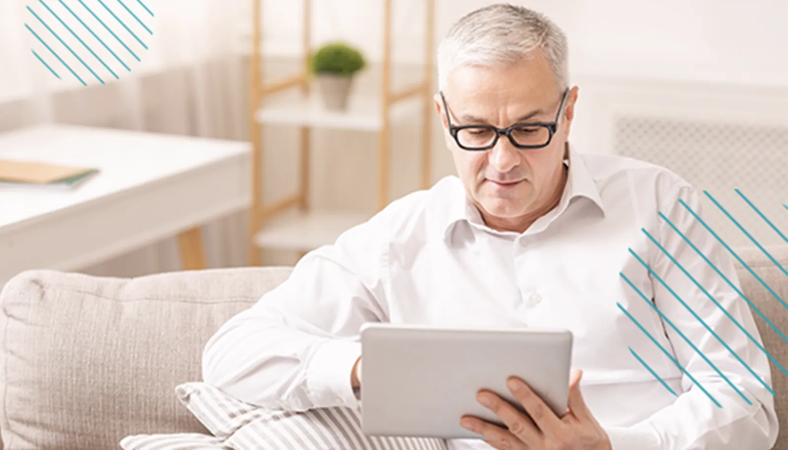 Hombre con lentes leyendo