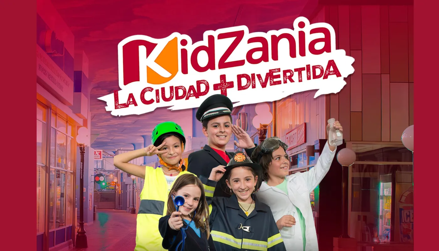 Niñas y niños juegan a ser bombera, piloto y científica en KidZania, la ciudad más divertida