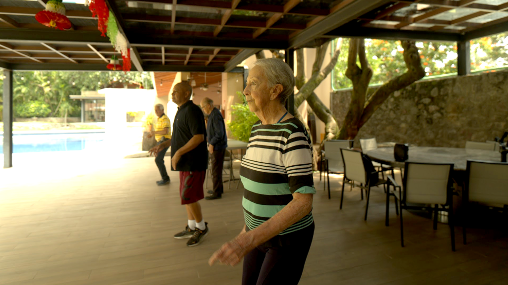 Actividad de activación diseñada para promover la salud, integra la convivencia de los residentes que e ejercitan mientras se divierten en un espacio con sombra adecuado para las actividades grupales