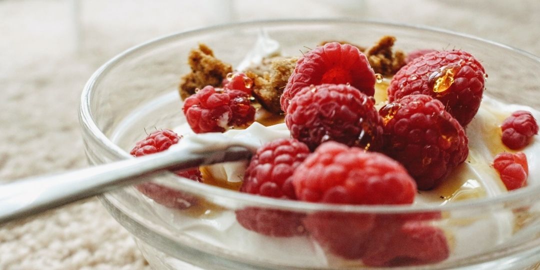 Taza de yogurt con frambuesas