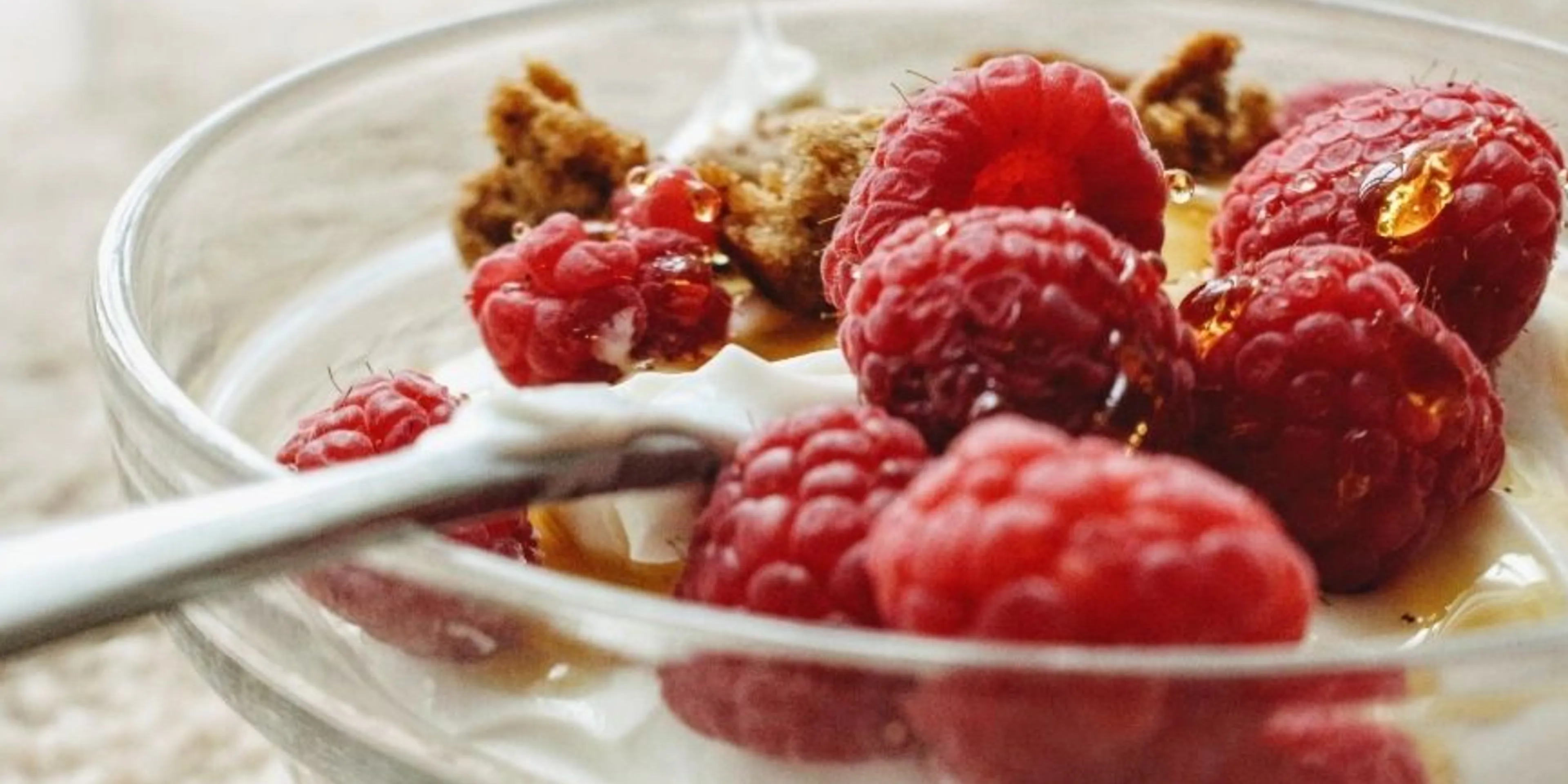 Taza de yogurt con frambuesas