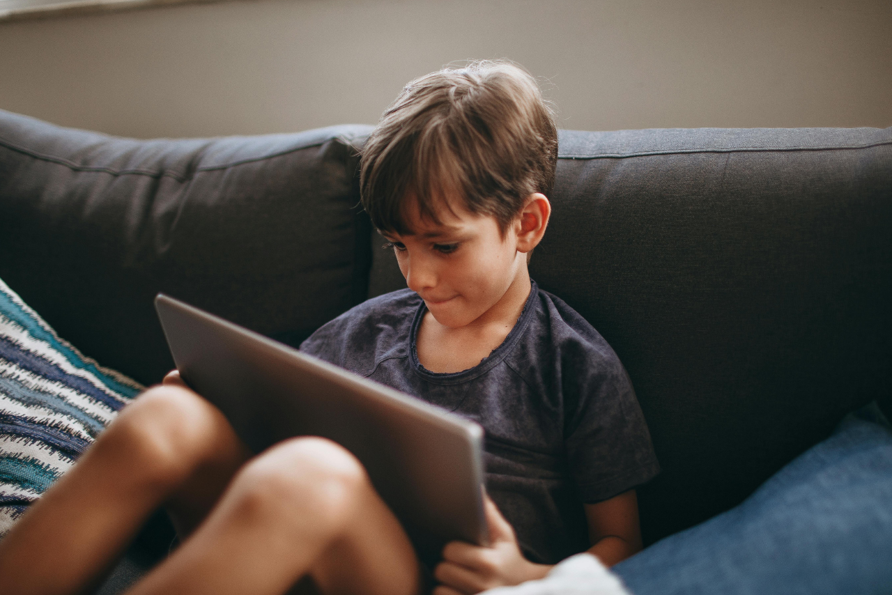 Pantallas inmersivas y no inmersivas: hacia un uso equilibrado de la tecnología educativa