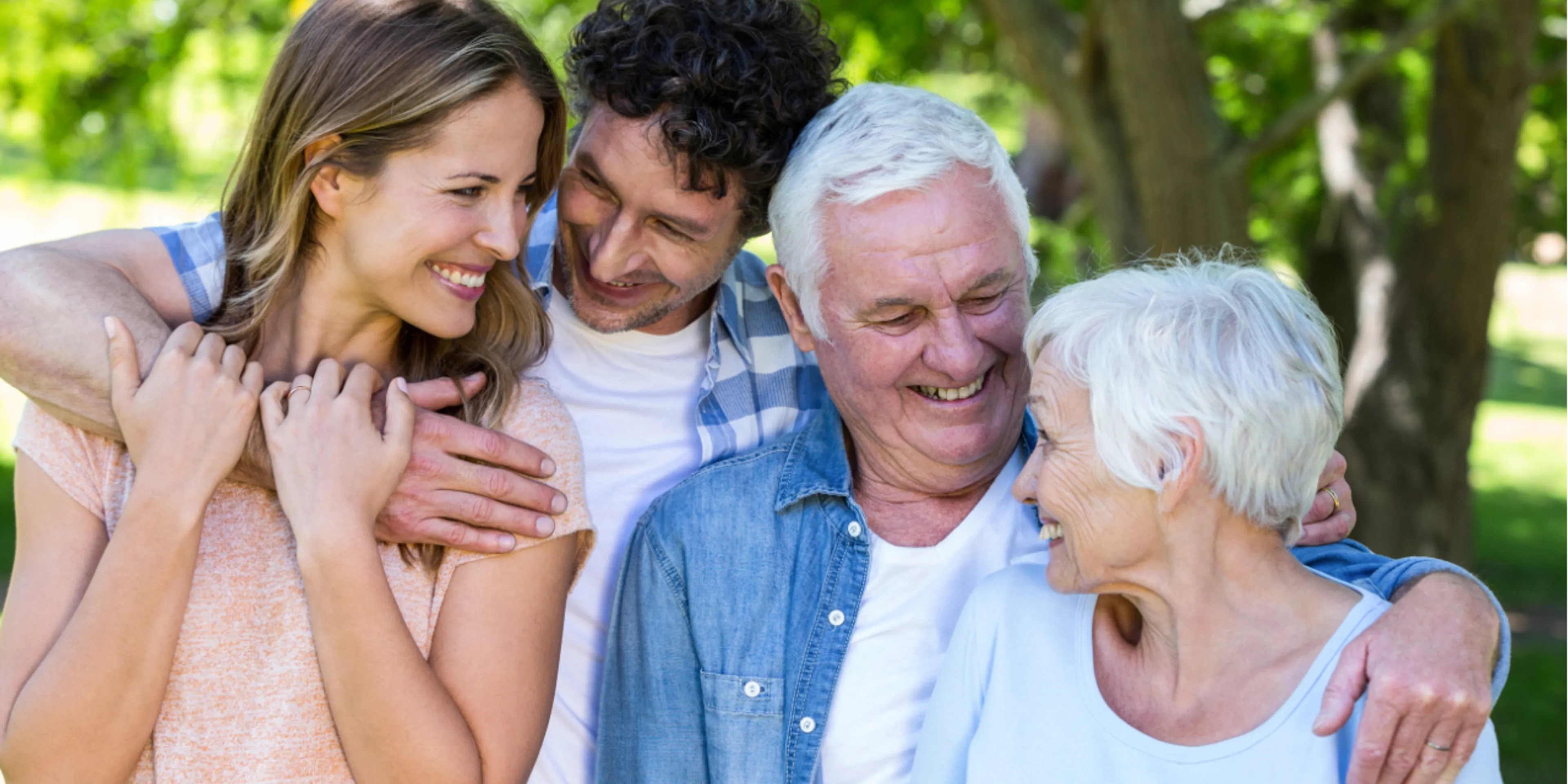 Personas abrazándose