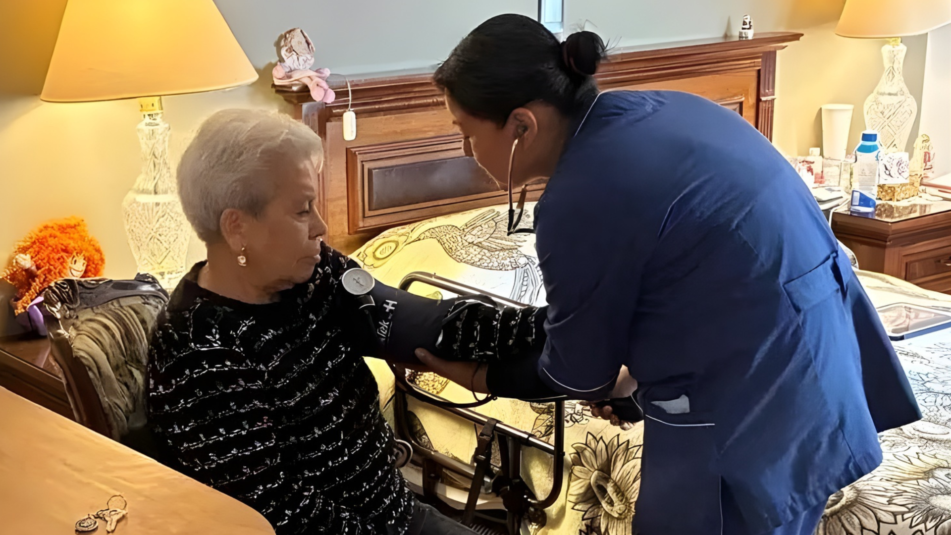 Personal especializado de Villa Azul acompañando a adultos mayores durante actividades diarias, mostrando cuidado profesional y atención personalizada.