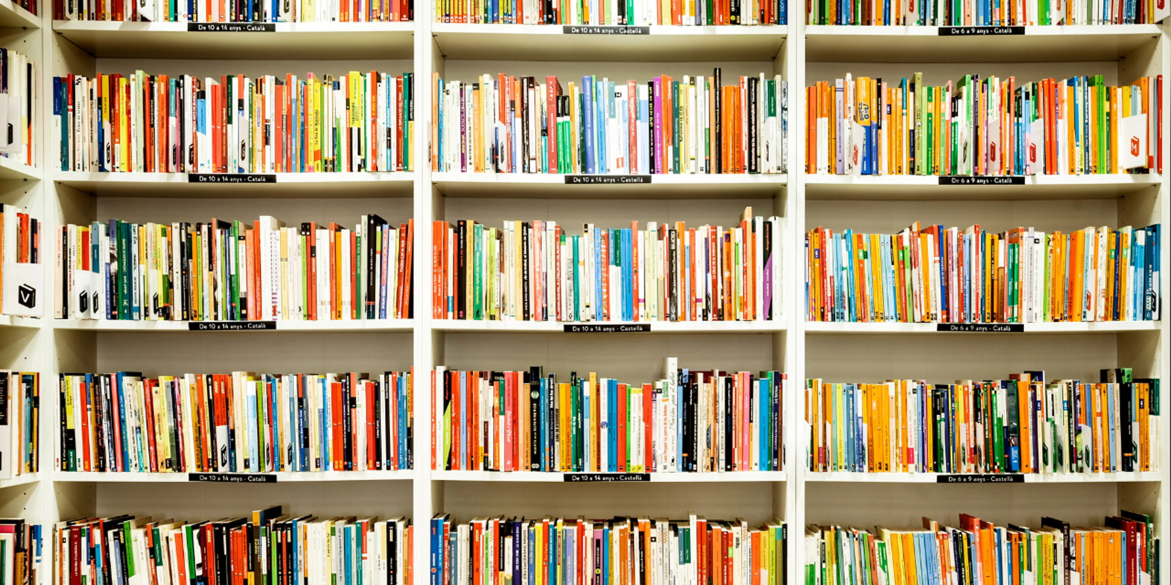 Librero con libros de colores