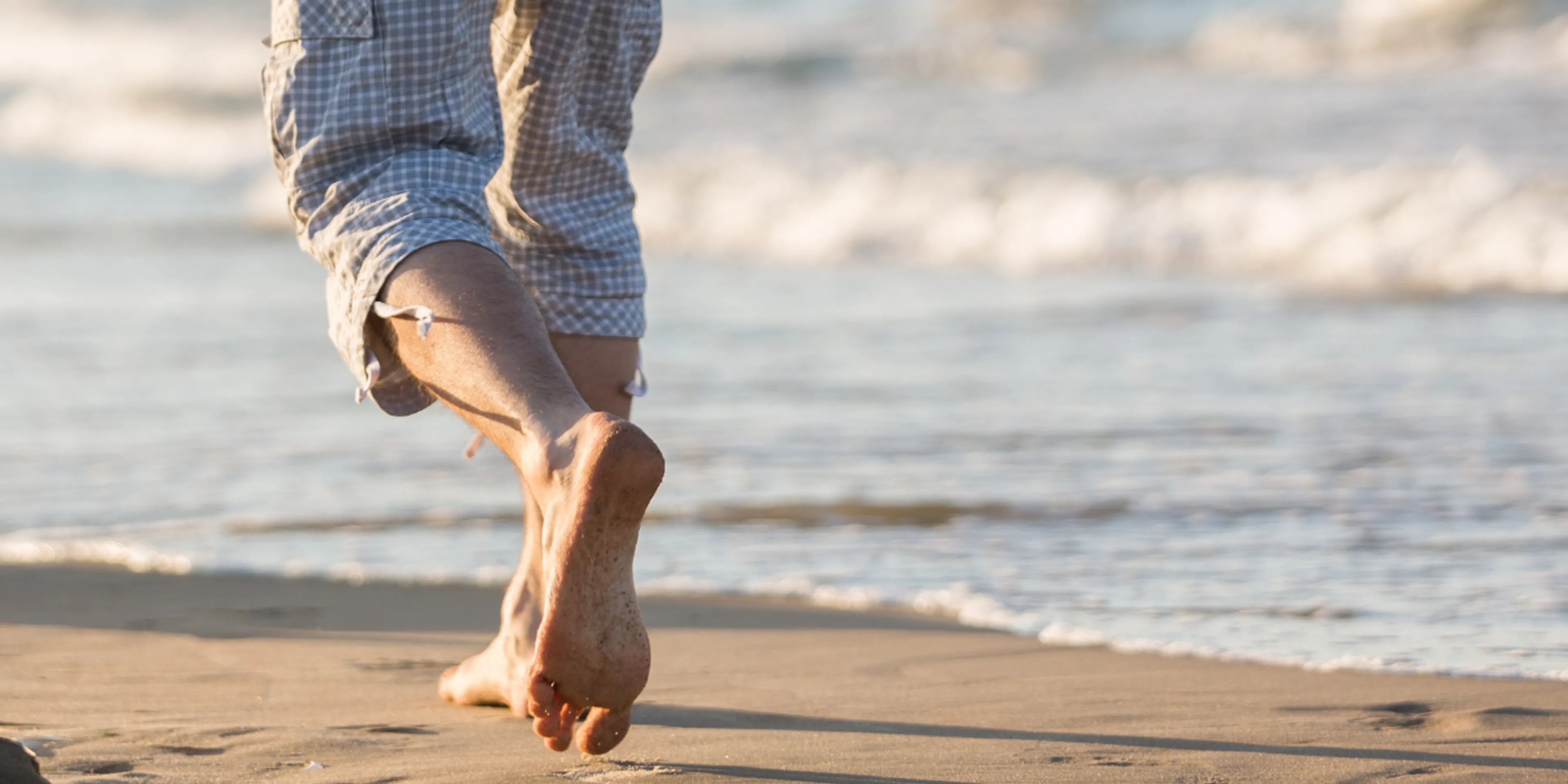 Beneficios de trotar por la playa al amanecer