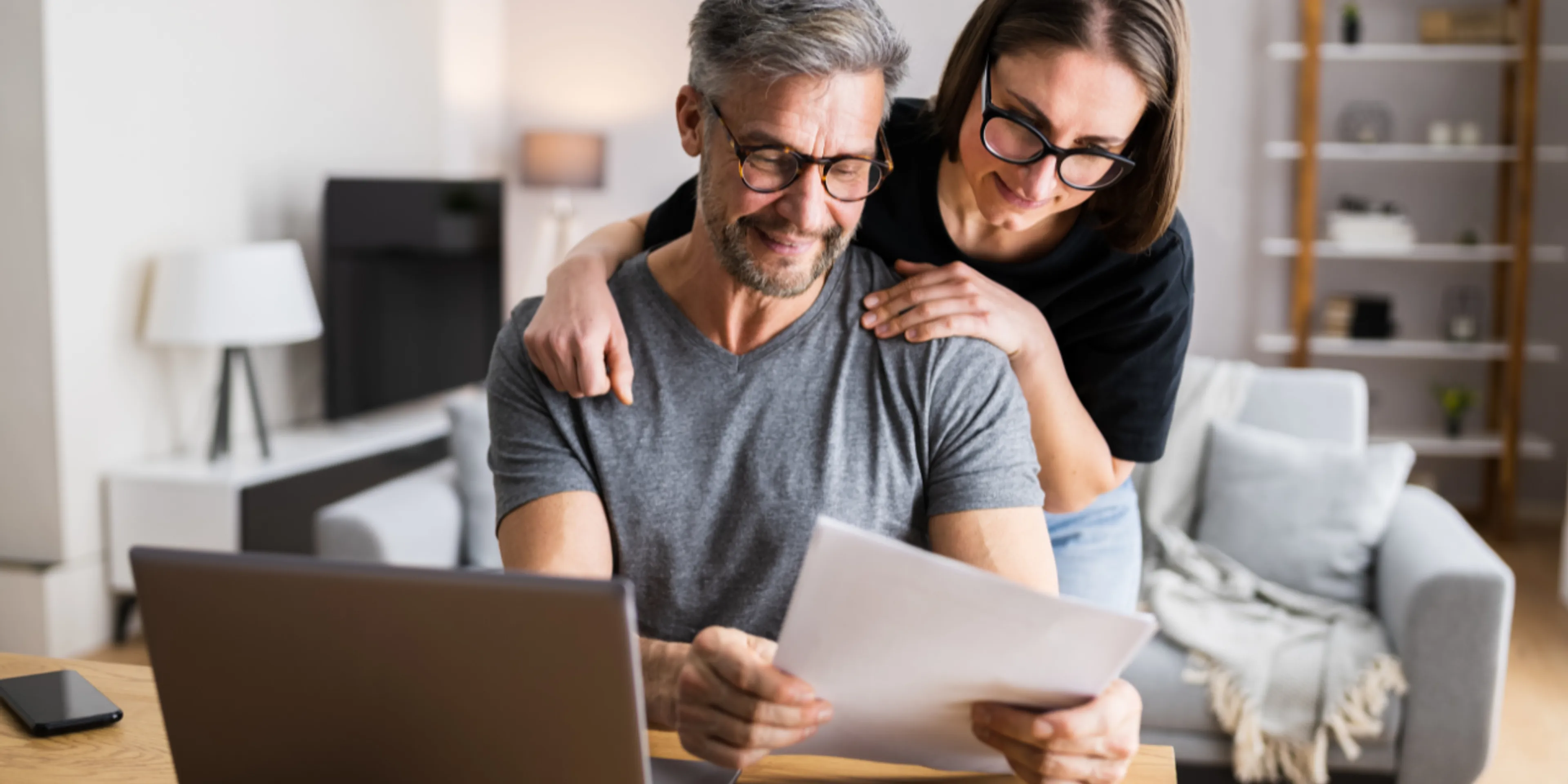 Pareja checando papeles juntos