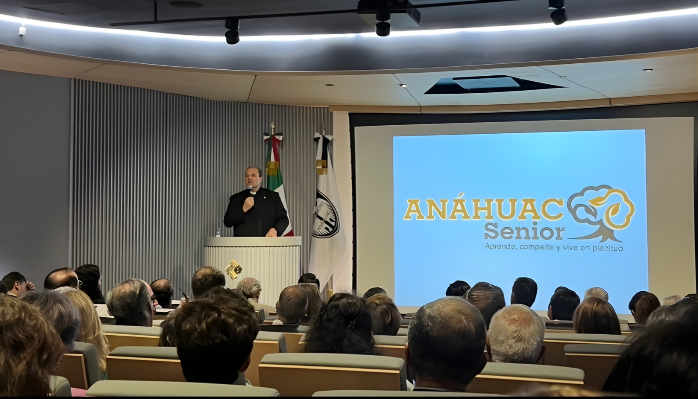 Conferencia de presentación con el rector de la Universidad Anáhuac México presentando el programa Anáhuac Senior ante la comunidad universitaria.