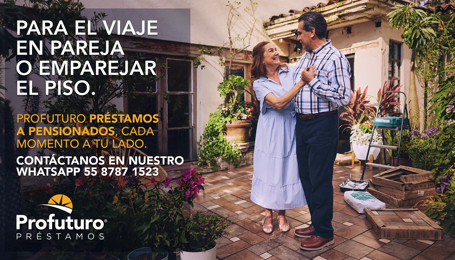 Pareja de adultos mayores sonríe y baila en el patio de su casa, rodeados de plantas, representando la tranquilidad y felicidad que brindan los préstamos de Profuturo a pensionados.