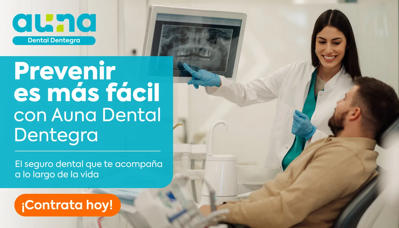 Prevenir es más fácil con Auna Dental Dentegra, el seguro dental que te acompaña a lo largo de la vida, paciente y odontólogo en consultorio dental hablando sobre cuidados bucales y sonrisa saludable